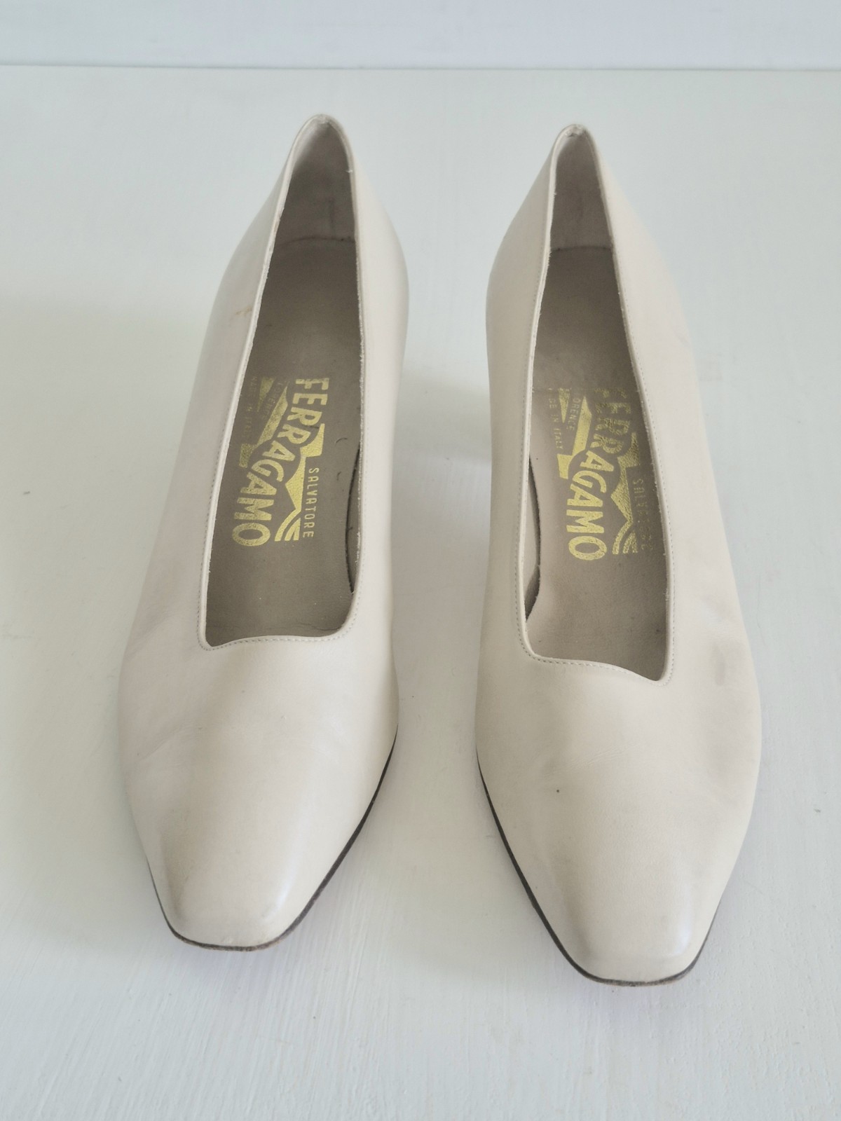 SALVATORE FERRAGAMO Italy Classic Ivory Leather Almond Toe Pumps SZ 7.5 /EU 38