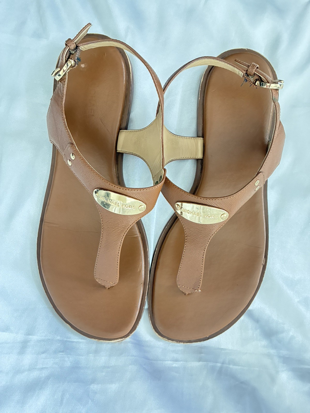 SALE❕Michael Kors MK Plate Thong Sandals in Luggage Saffiano Leather – Size 8M