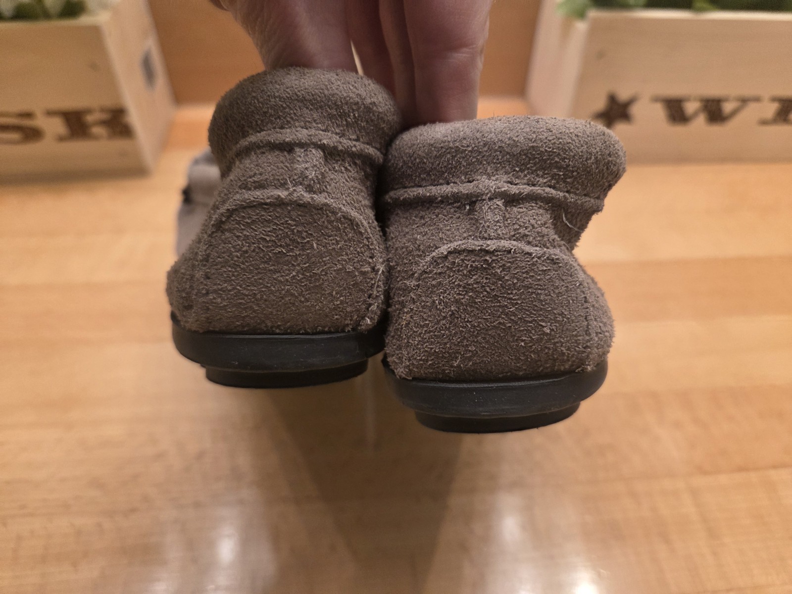 Minnetonka Kilty Grey Suede Leather Womens 8.5 Hardsole Moccasins Brownish Gray