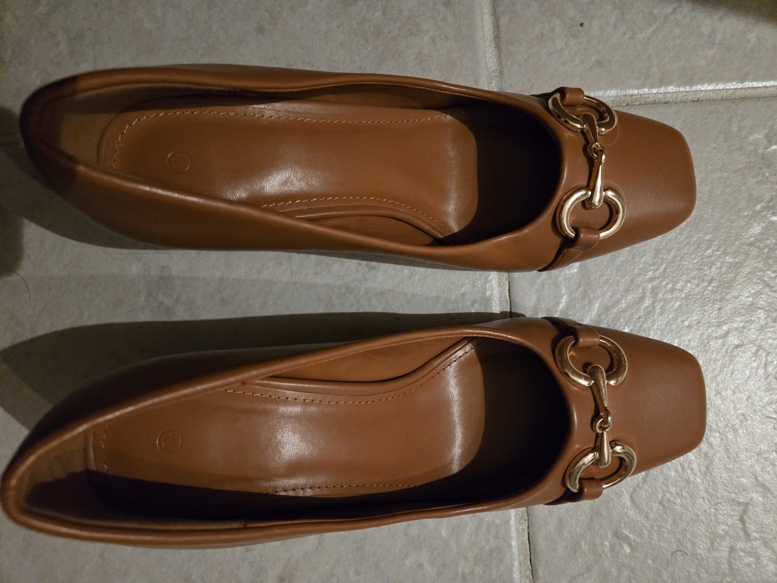Women’s Brown Faux Leather Pointed Toe Pump Heels Logo Accent Slip On 7.5