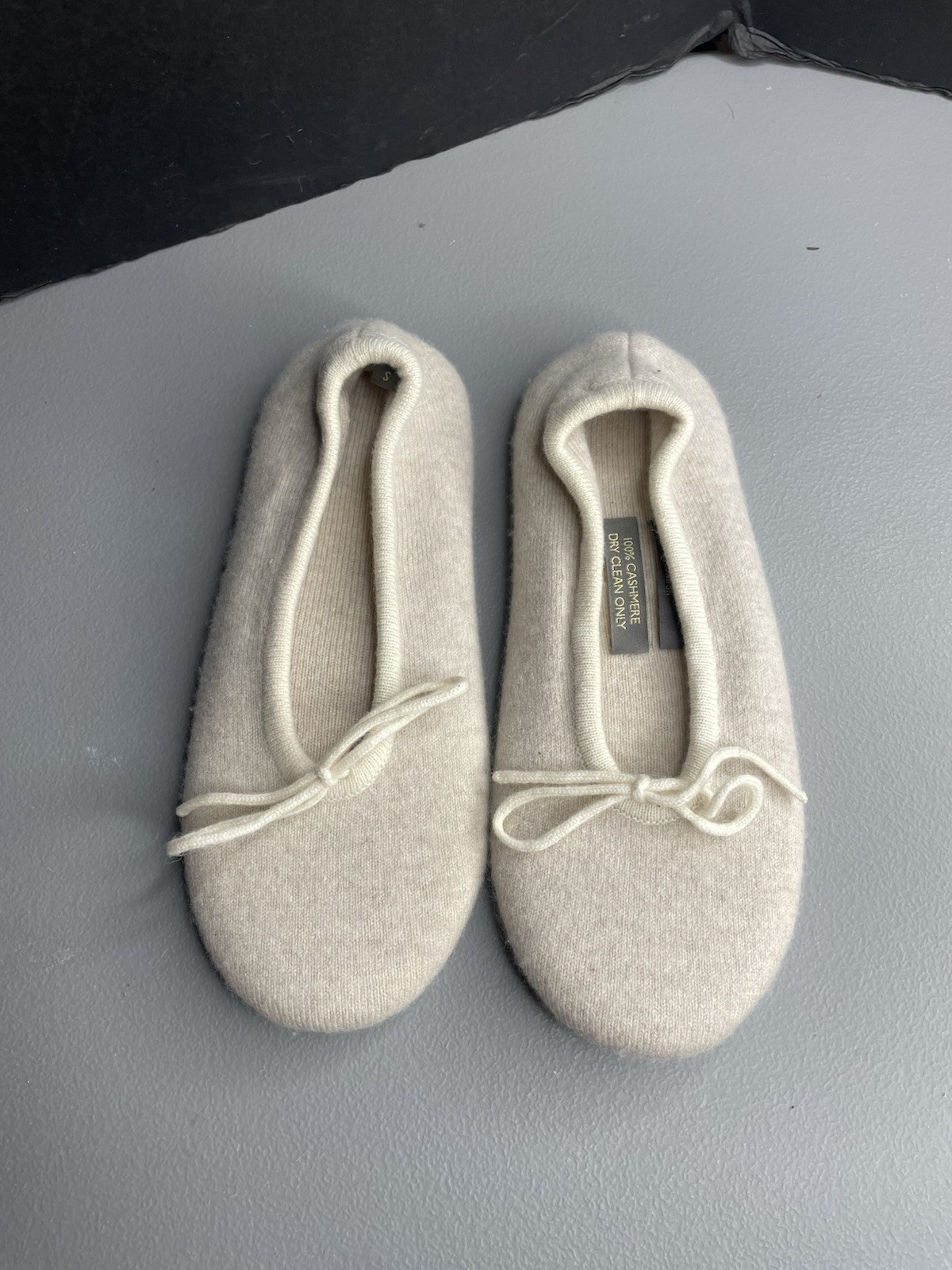 N. PEAL 100% Cashmere Women’s Slippers Shoes Size Small Beige Slip On