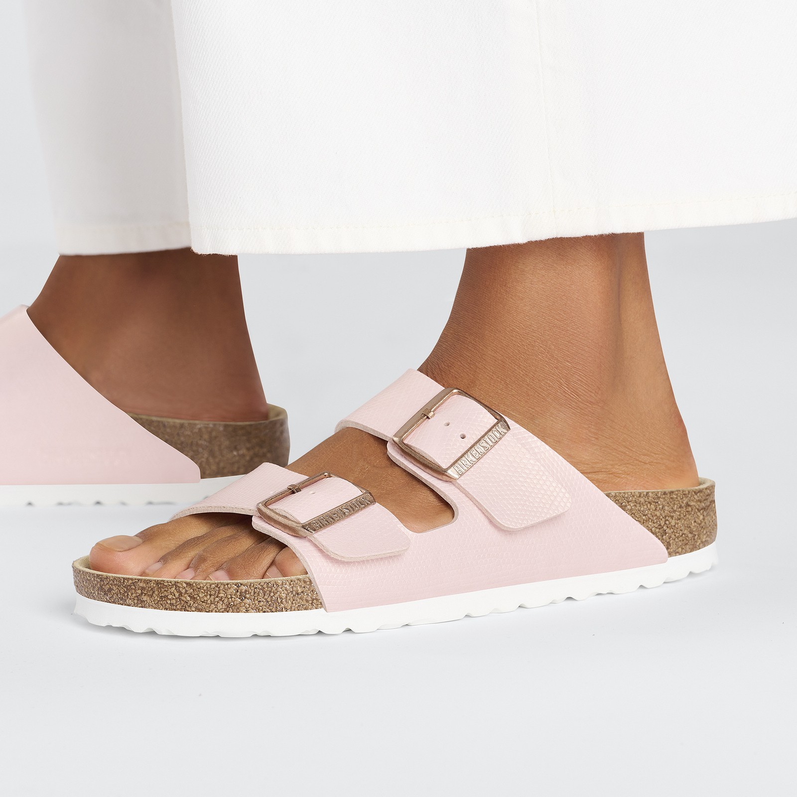 BIRKENSTOCK ARIZONA SHINY LIZARD LIGHT ROSE MEDIUM/NARROW WIDTH SLIDE SANDALS