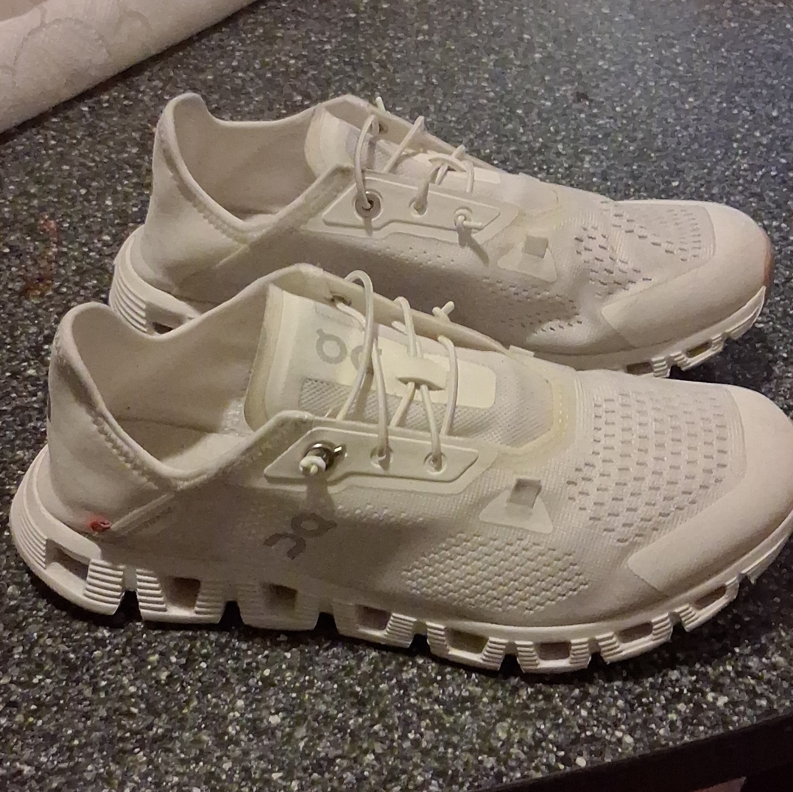 On Cloud 5 Coast Shoes Women’s 7.5 Sand White Road Running Athletic Gym Sneakers