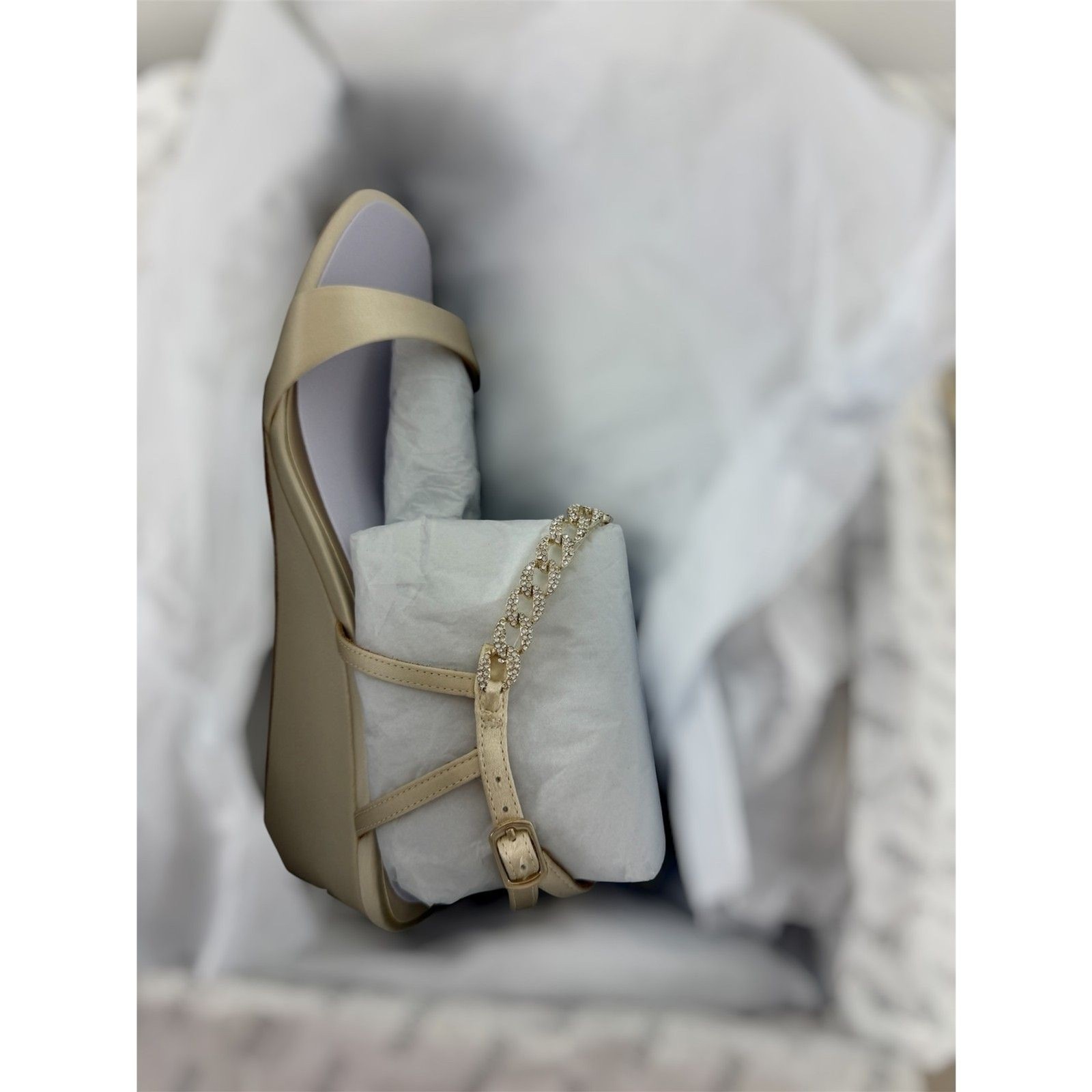 Badgley Mischka Cream Gold Strappy Wedge Heels Sandals Size 8 NIB