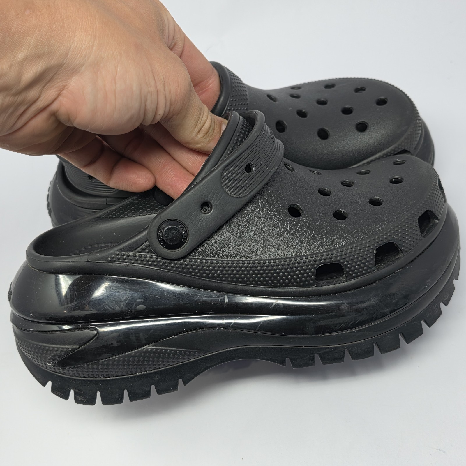 Crocs Mega Crush Clogs Womens 7 Black Classic Slip On Chunky Platform Sandals