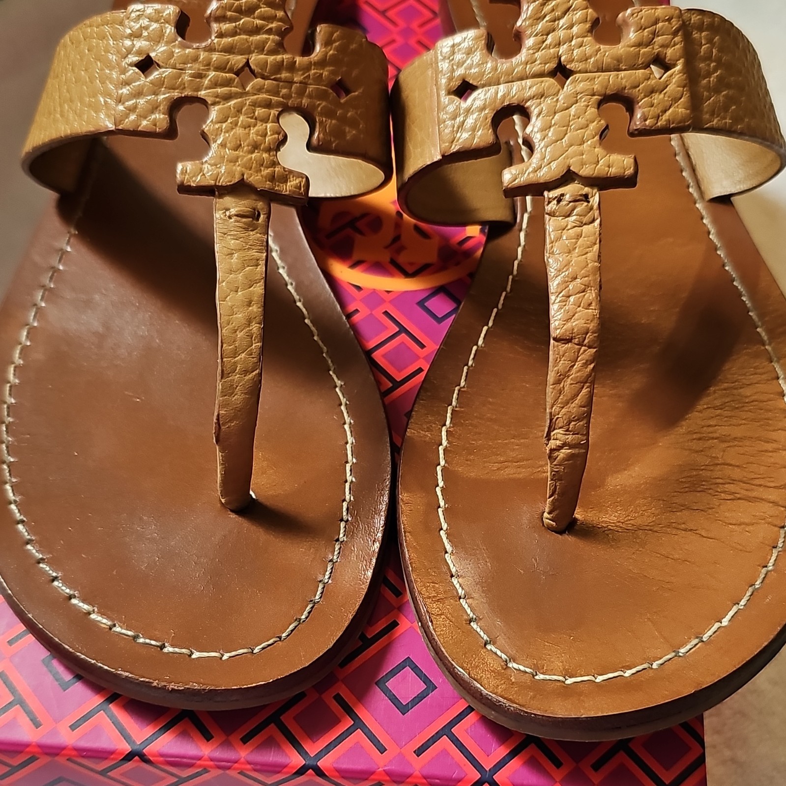 Tory Burch Flat Thong Sandals Tan Tumbled Leather Logo Strap Women US 7.5
