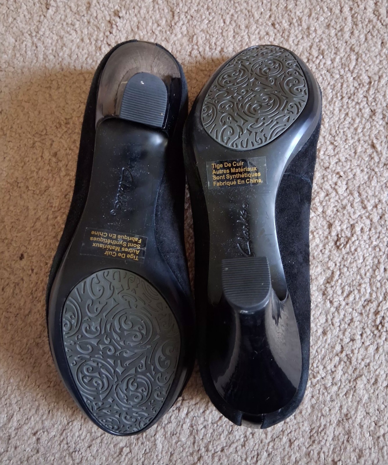 Clark’s Black Suede Bow Heels 7.5