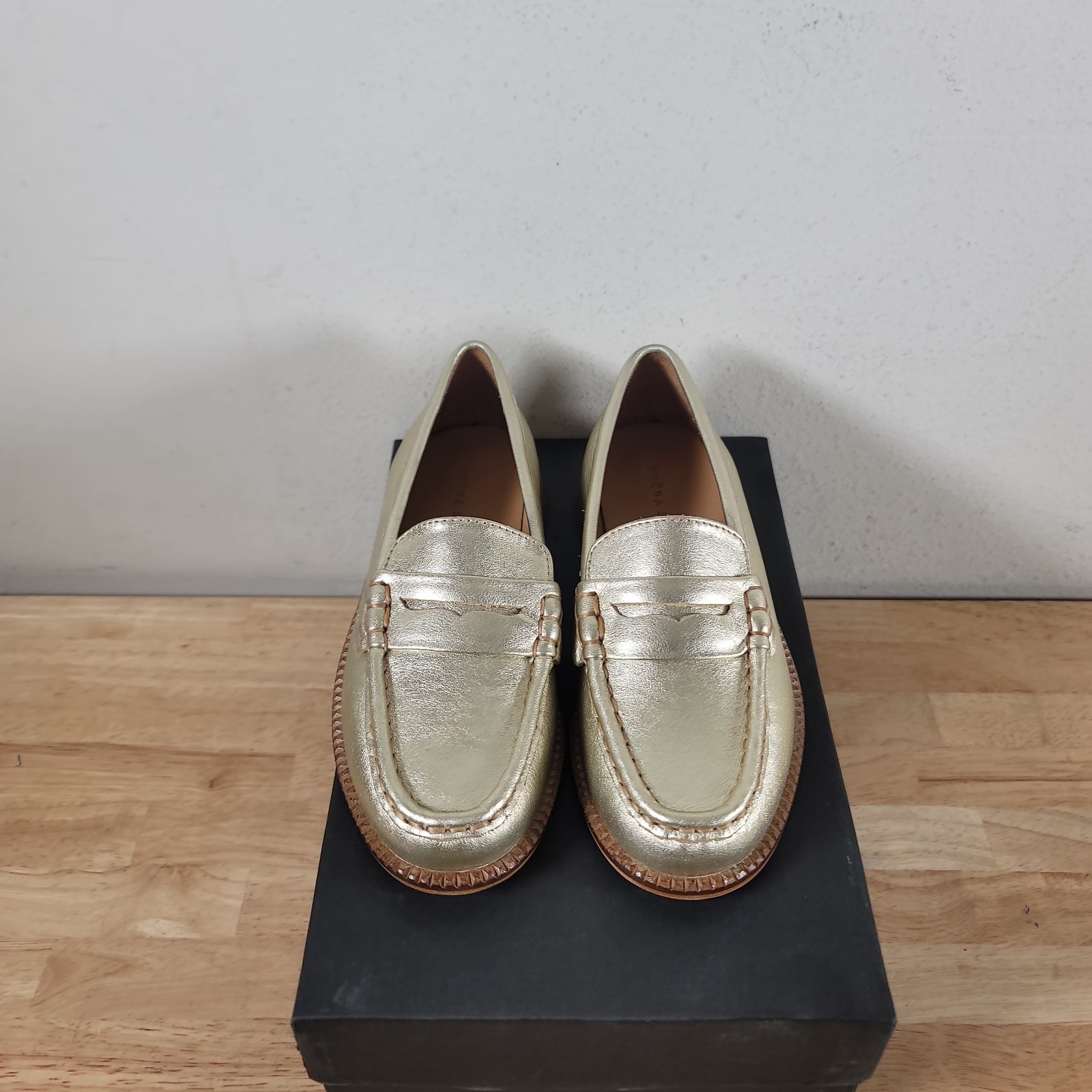 Freda Salvador Elba Modern Penny Loafer Gold Calf Size 6 New
