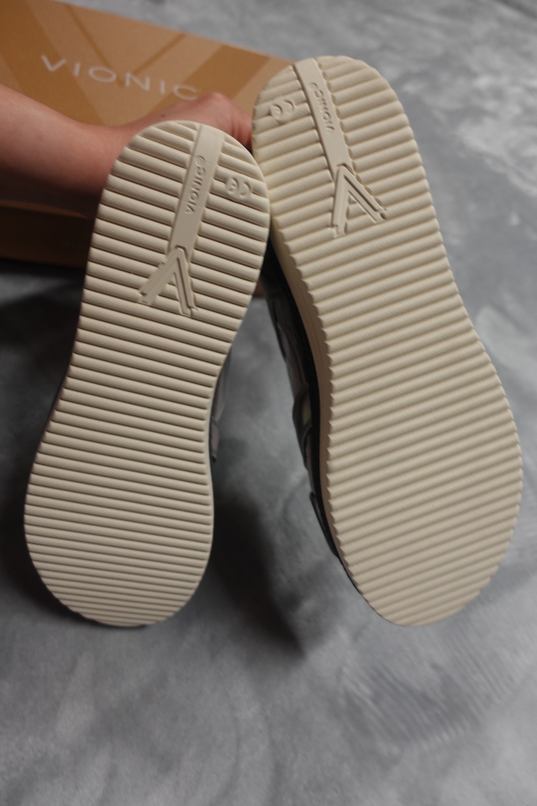 Vionic Women’s Size 11 Gray Mar Strappy Platform Pewter Sandals NWT
