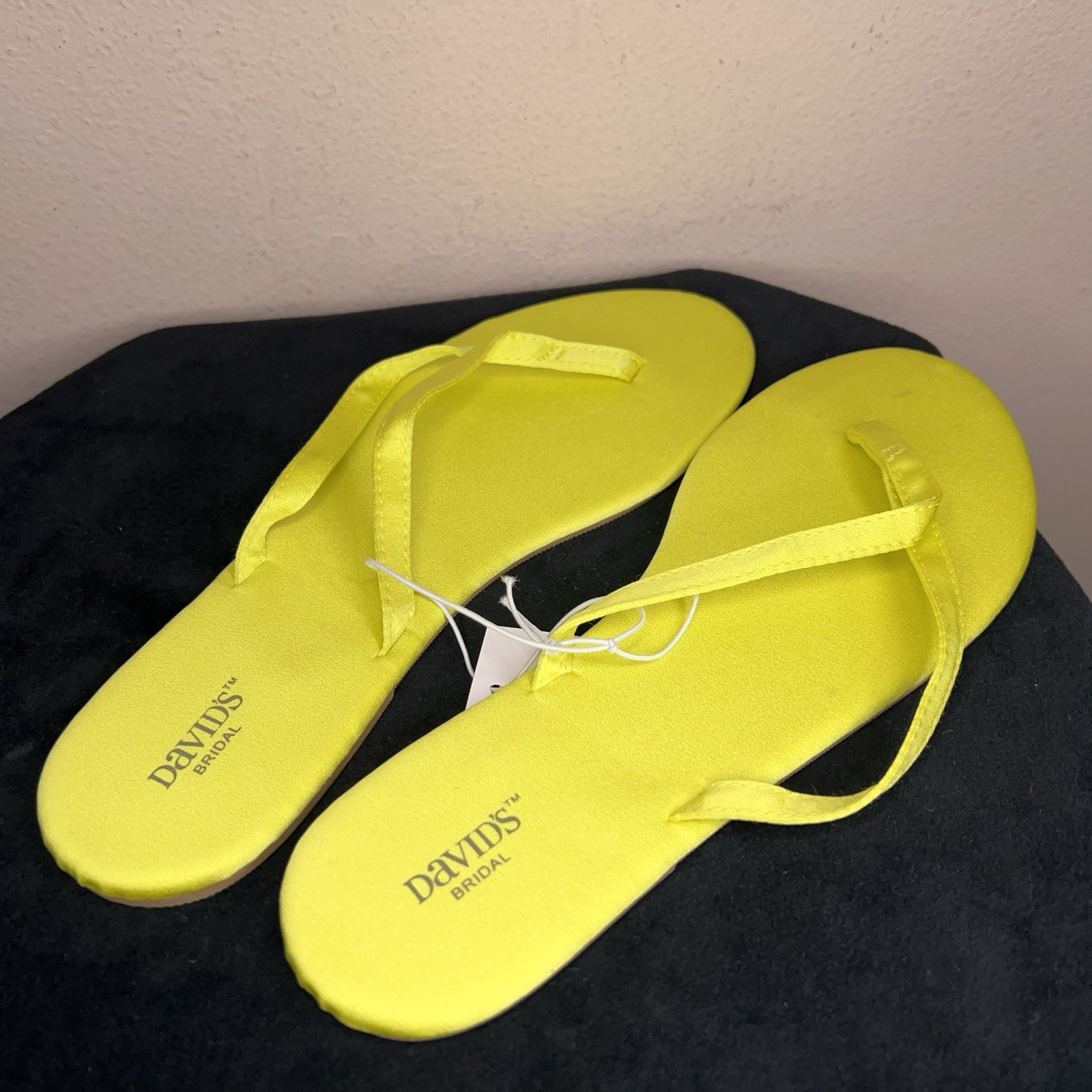 New David’s Bridal Medium 7 8 Flip Flops Satin Fabric Womens Lime Yellow NWT