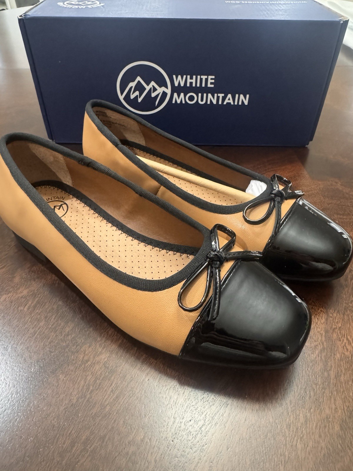 White Mountain Bocci ballet flat in beige/black, size 6.5.