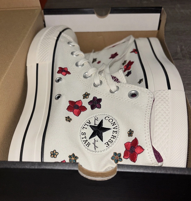 Converse Chuck Taylor All Star High Top Sneakers Women’s sz. 6 Floral Embroider