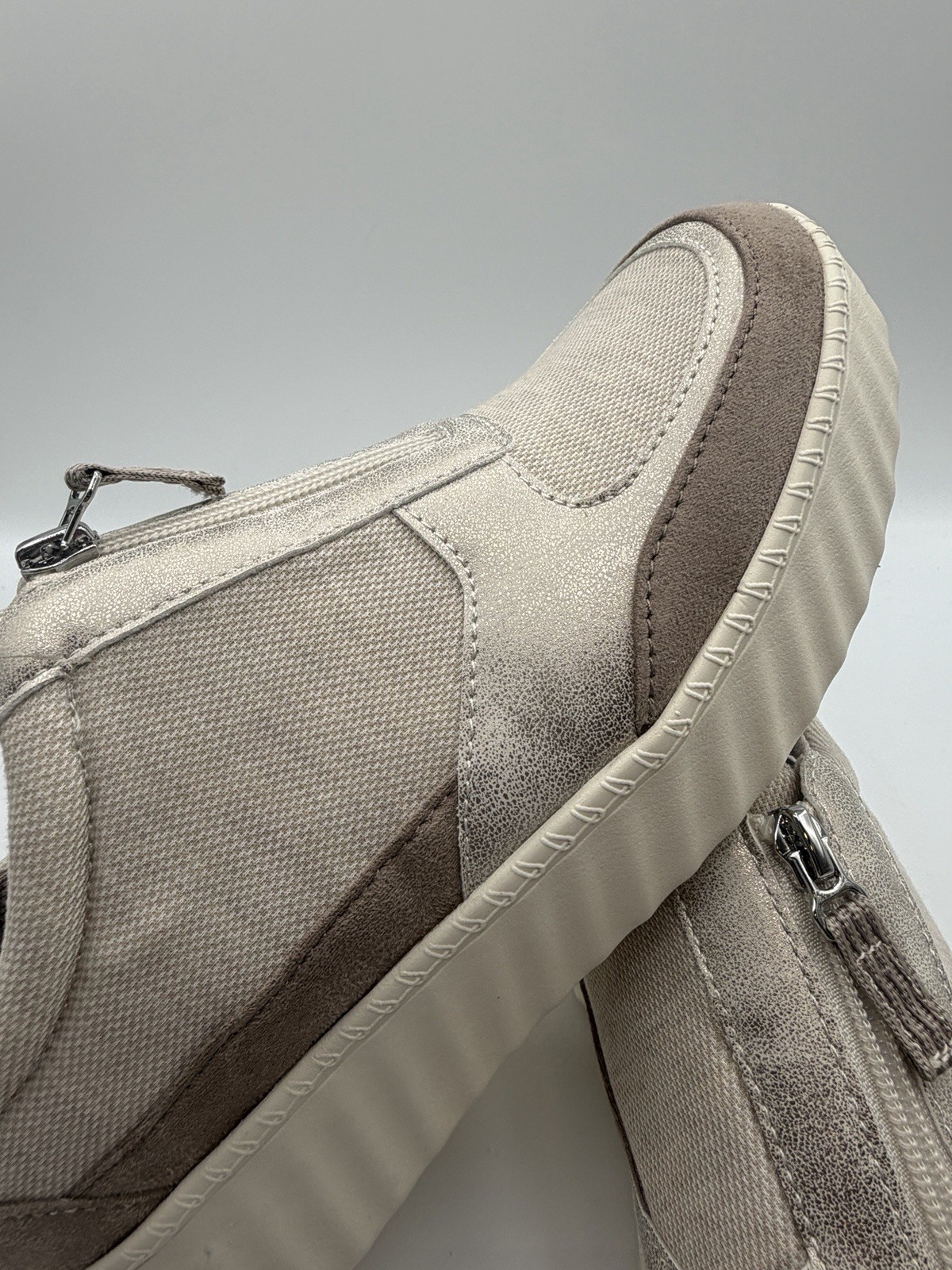 BZees Winner Comfort Sneaker, Women’s 9M, Beige,Gold Metallic Accents,Zip,NIB