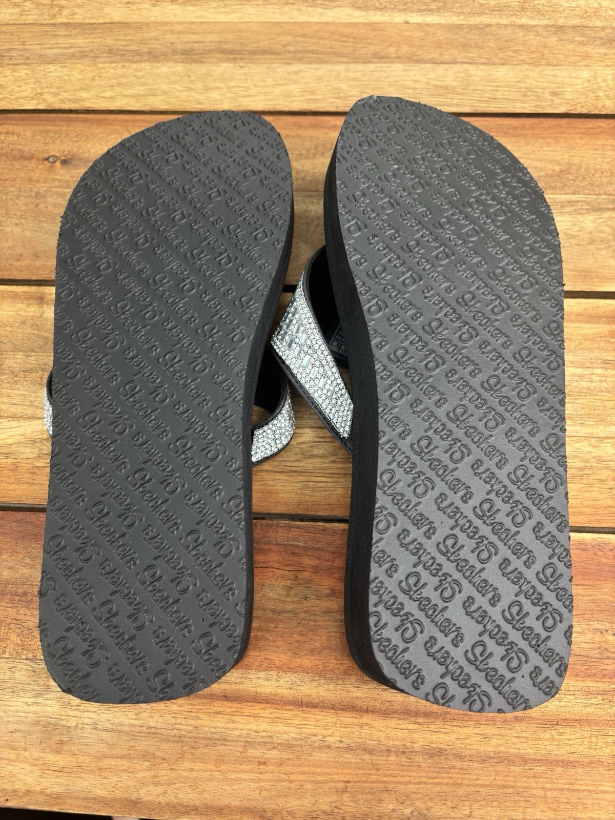 Skechers Women’s Black/Silver Rhinestone Thong Sandals Slip On US 9 Comfort
