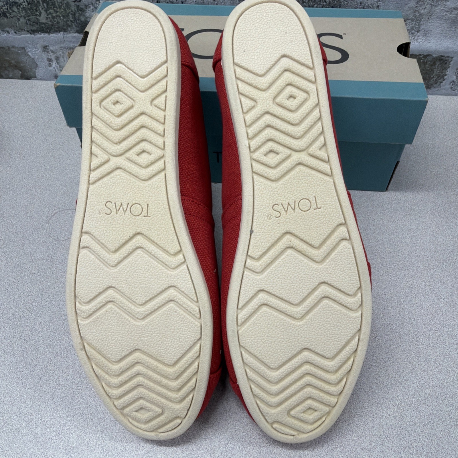 Tom’s Women Classic Flat Shoe Red Loafers Canvas Size 8.5 Slip On Alpargata NWT