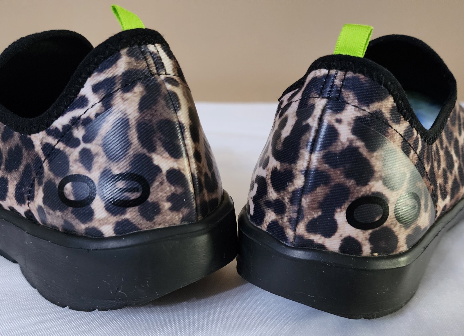 OOFOS OOmg eeZee Low Women’s Size 40.5 Leopard Recovery Shoe fits like size 9.5