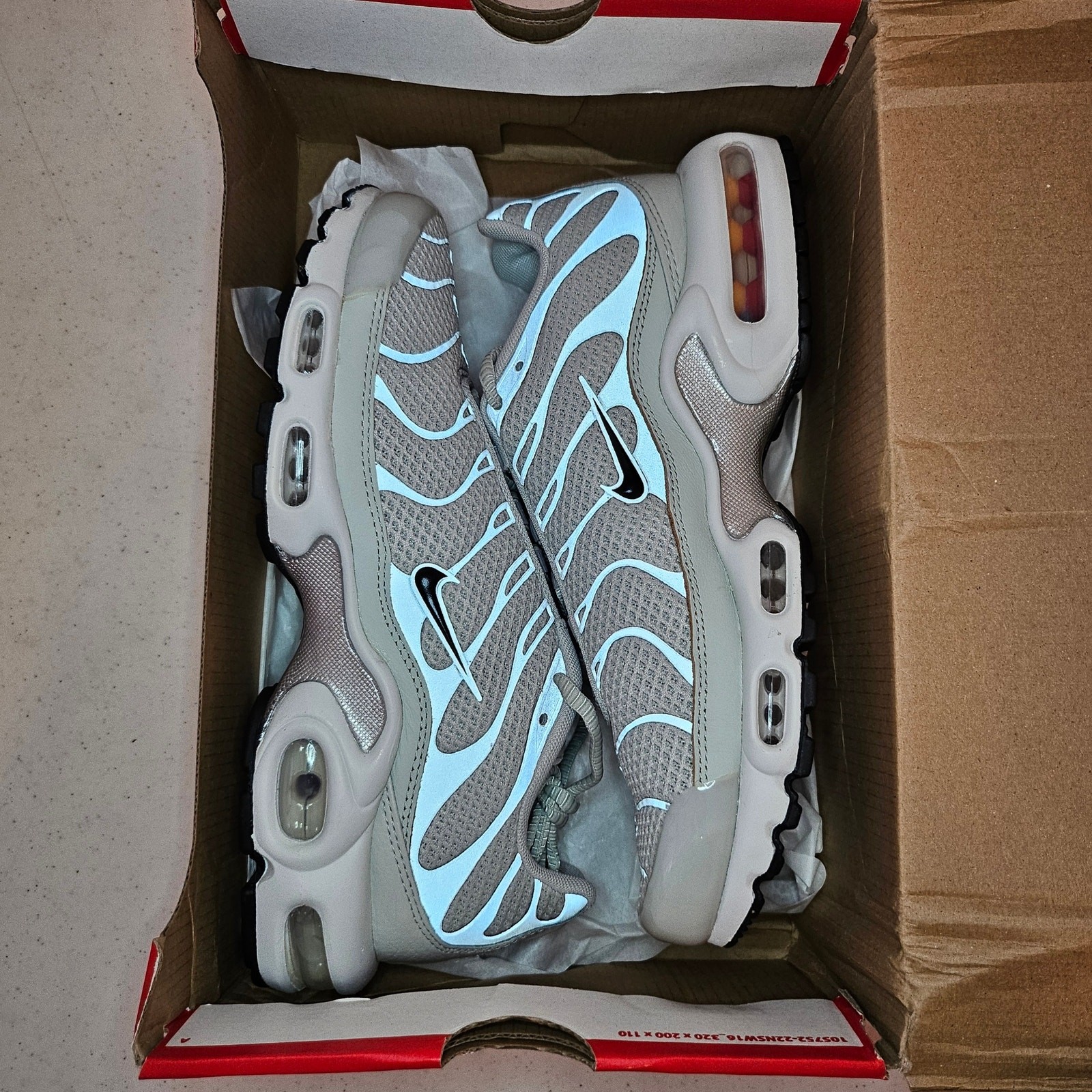 Nike Women 8.5 Men 7 Air Max Plus Light Silver Black Chrome Sneakers FV8480 002