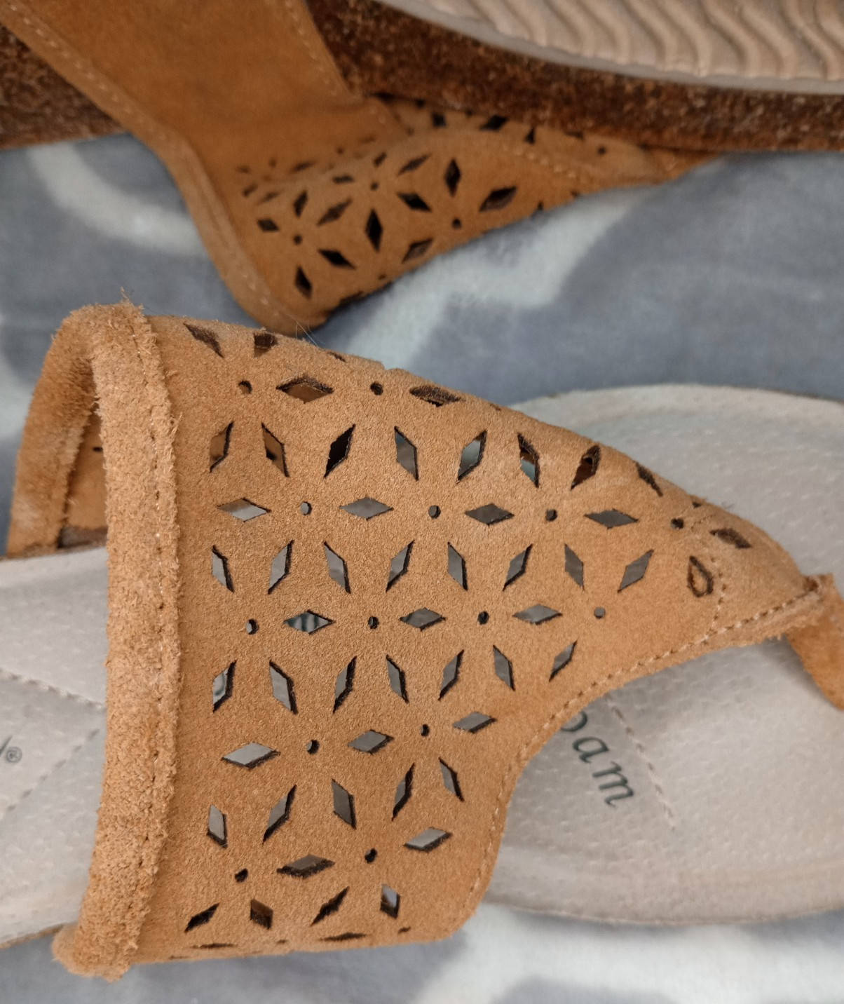 Secret Celebrity Ladies Memory Foam Wedge Sandals Slip On Brown/Tan 7 1/2