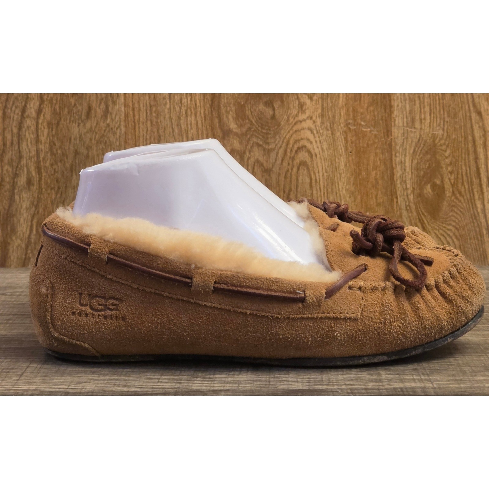 UGG Dakota Moccasin Slippers Womens Size 6 Brown Shearling Lined Leather
