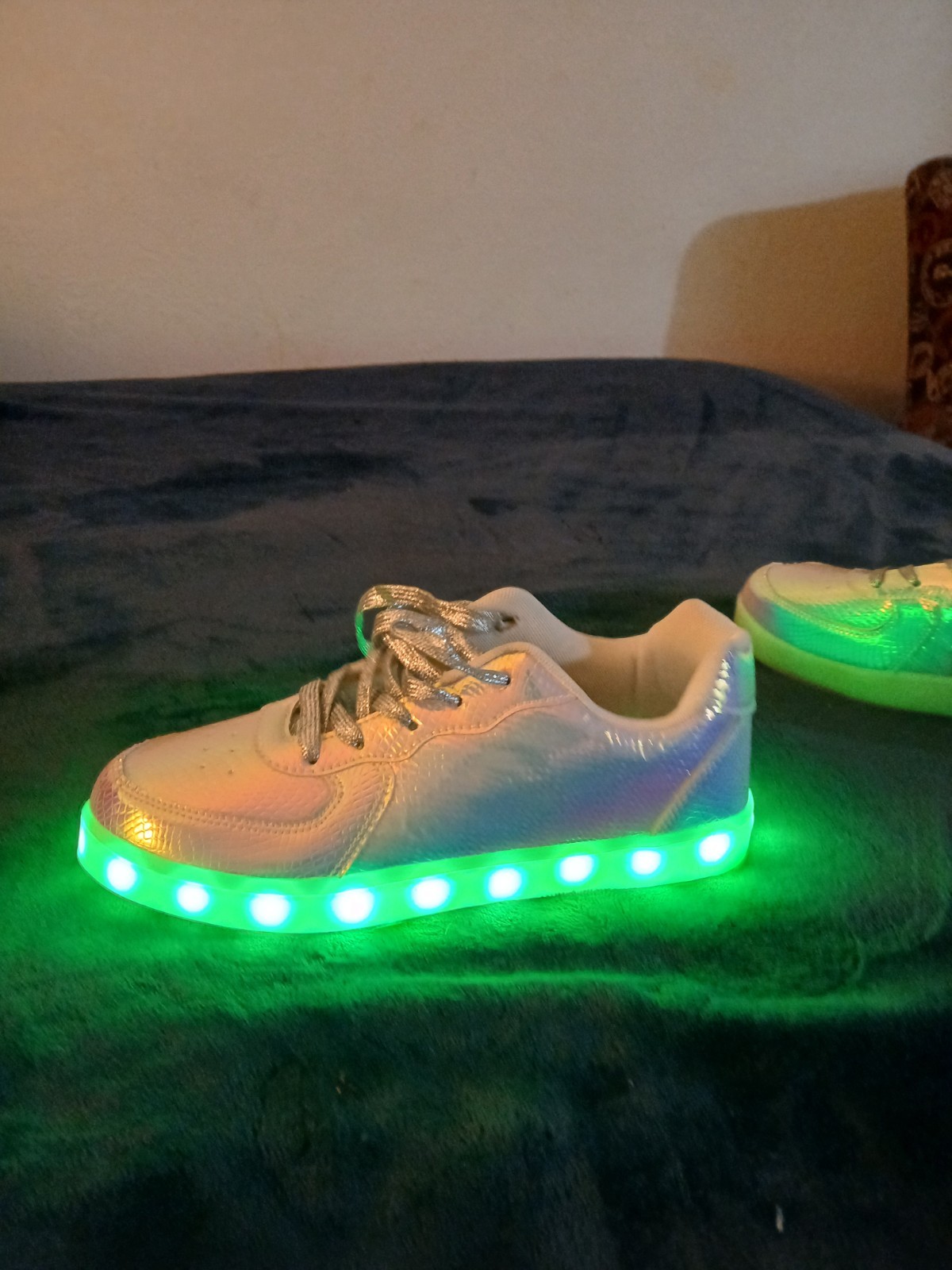 Unisex Adult~LED Light Up Shoes~Luminous/Flashing Sneakers~(Womans 7) (Mens 5.5)