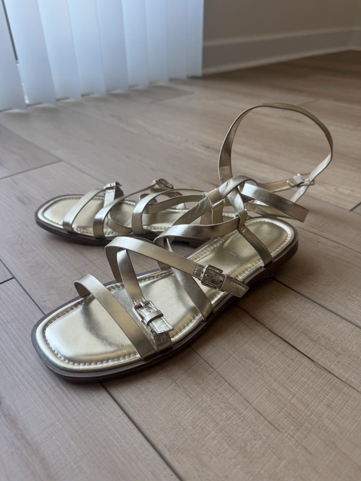 Nine West Gold Metallic Strappy Ankle Wrap Flat Sandals Women’s Size 8