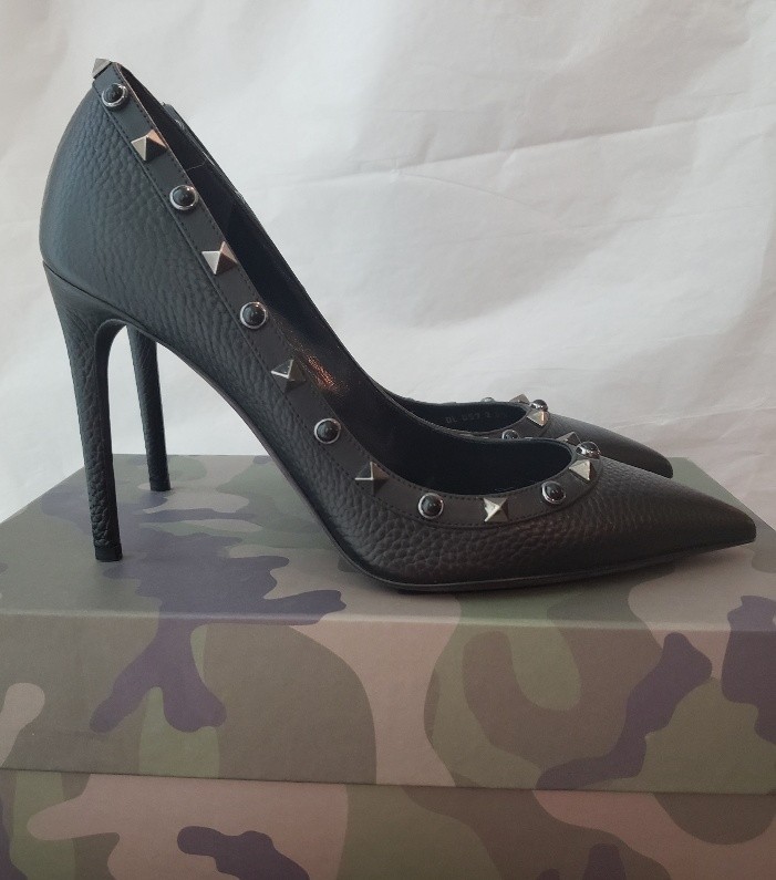 Valentino Women Pebbled Calfskin leather Rolling Rockstud black pump Size 39