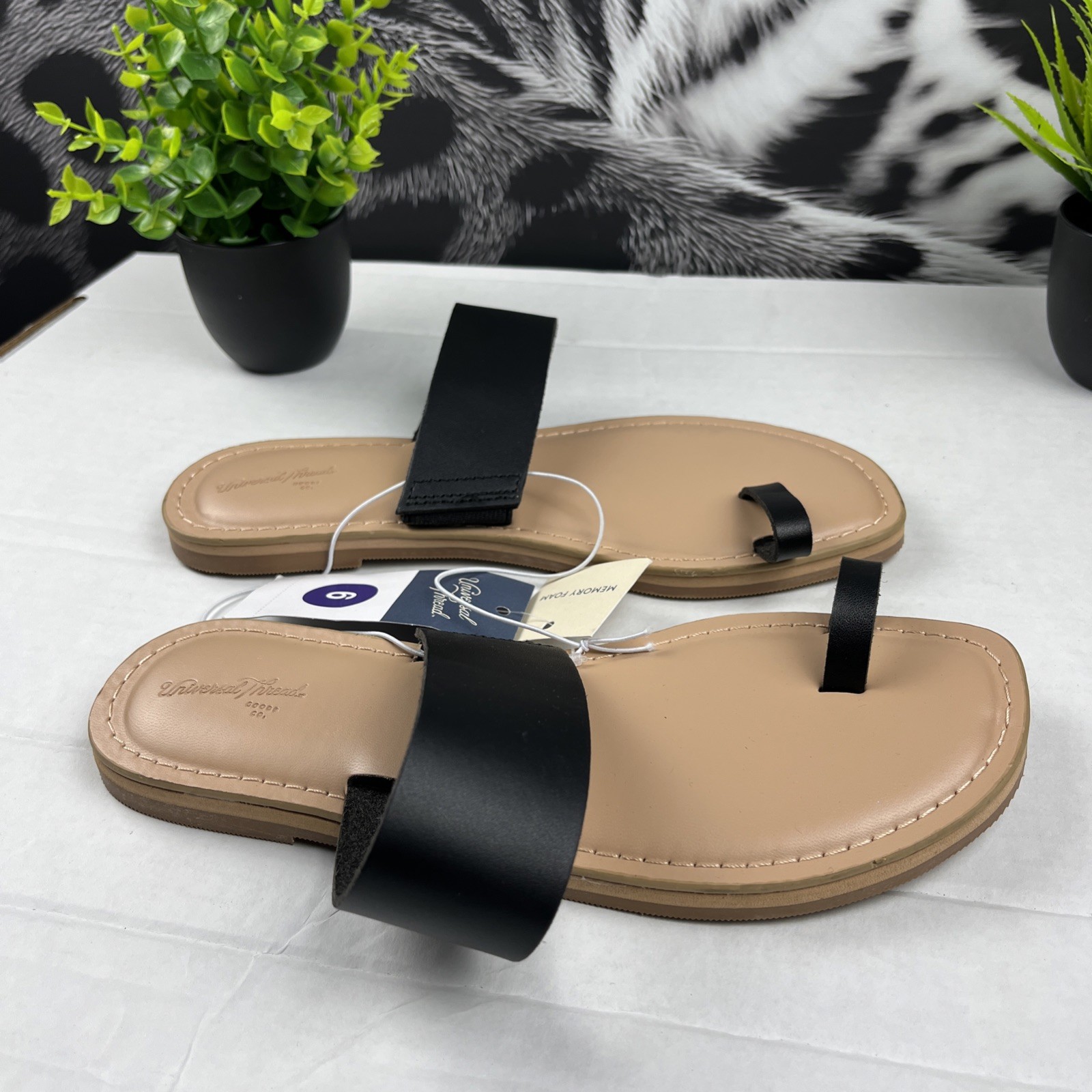 Universal Thread Juno Toe Ring Flat Sandals Black Women’s Size 6 NWT Memory Foam