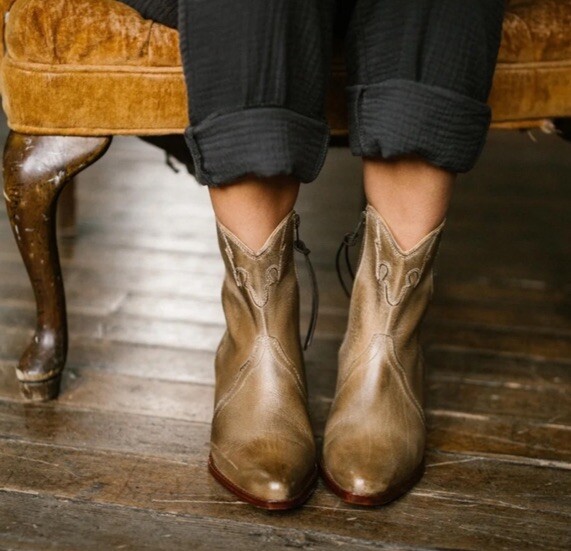 Free People New Frontier Western Boot Distressed Taupe Tan Leather Sz 36 USA 6