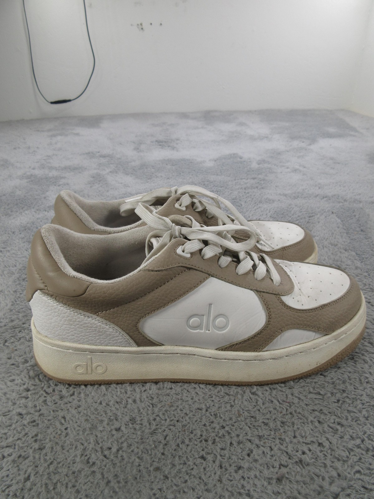 Alo Shoes Womens 10 White Tan Leather Low Top Casual Comfort Sneakers A0685U