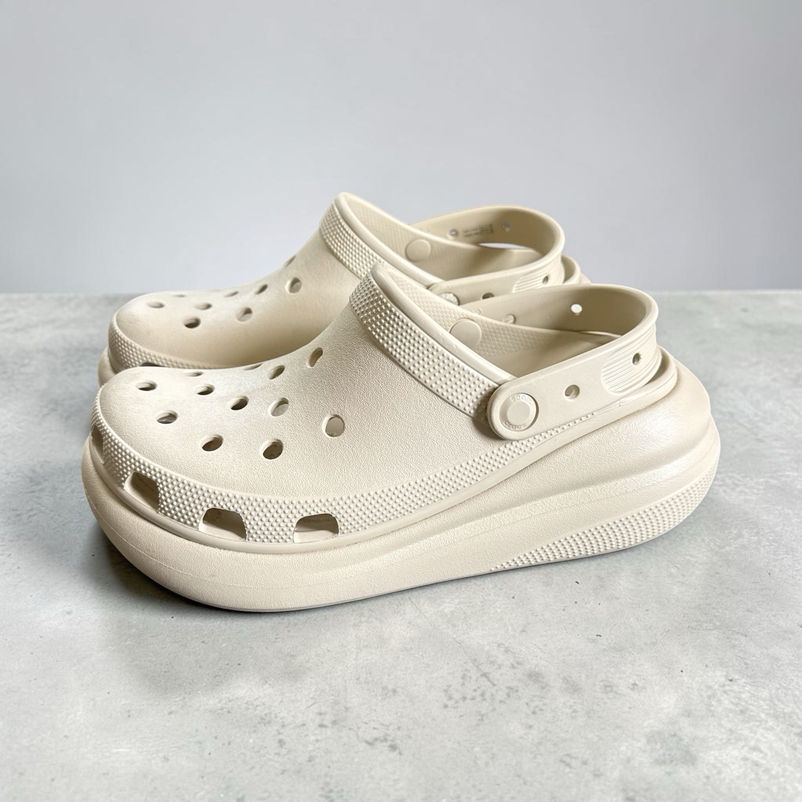 Crocs Unisex Classic Crush Platform Clog – Bone color – Size M8 W10