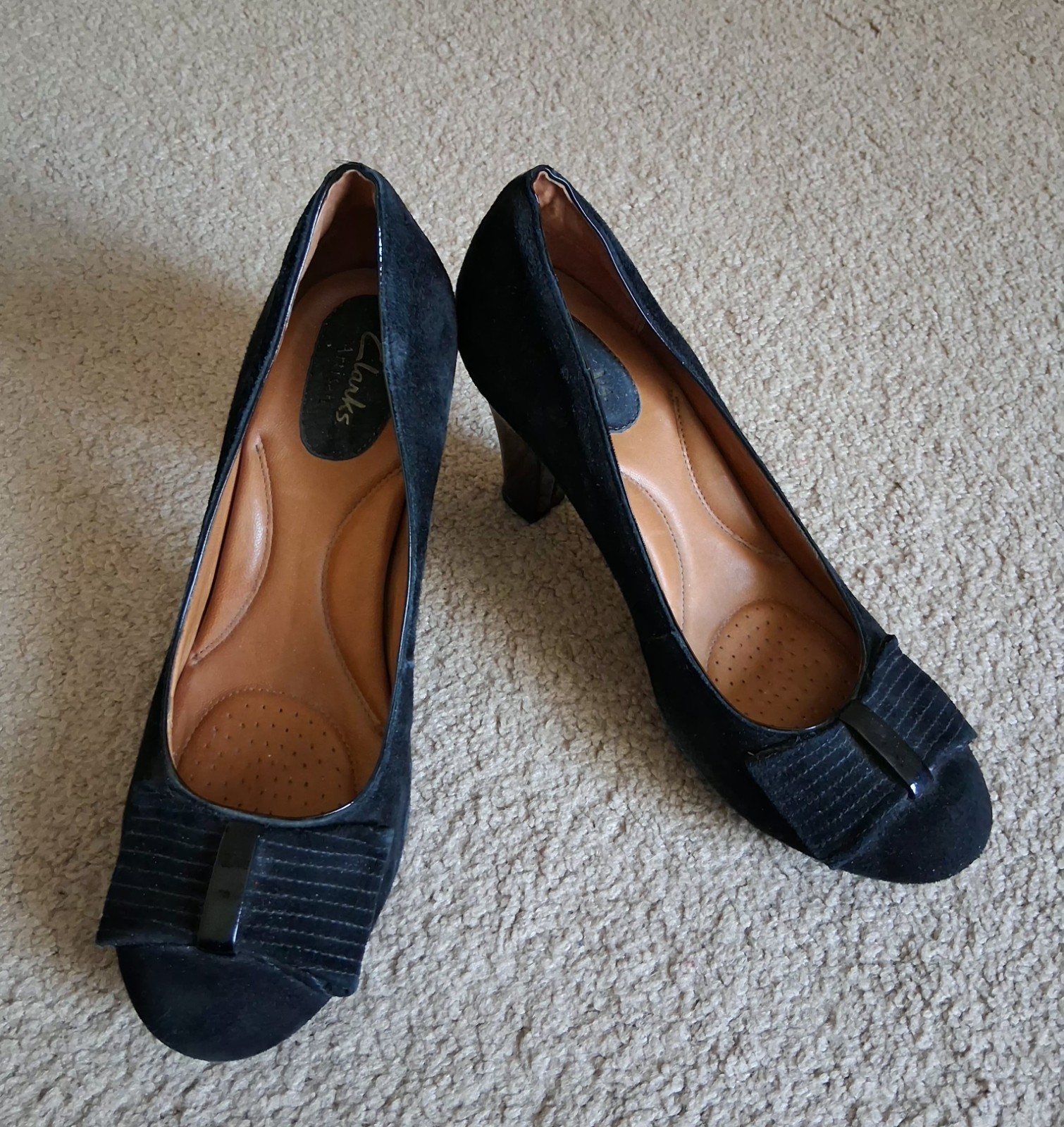 Clark’s Black Suede Bow Heels 7.5