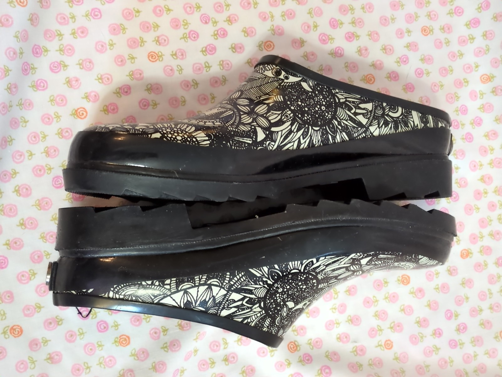 Sakroots Rubber Rain Garden Clogs Size 9 Black White Floral Flower All Rubber