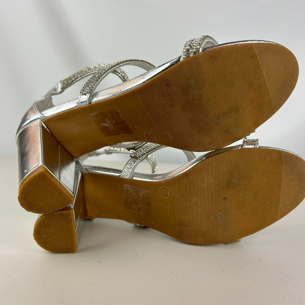 Women’s David’s Bridal Striking Metallic Silver Three Band Rhinestone Heel Sz 7