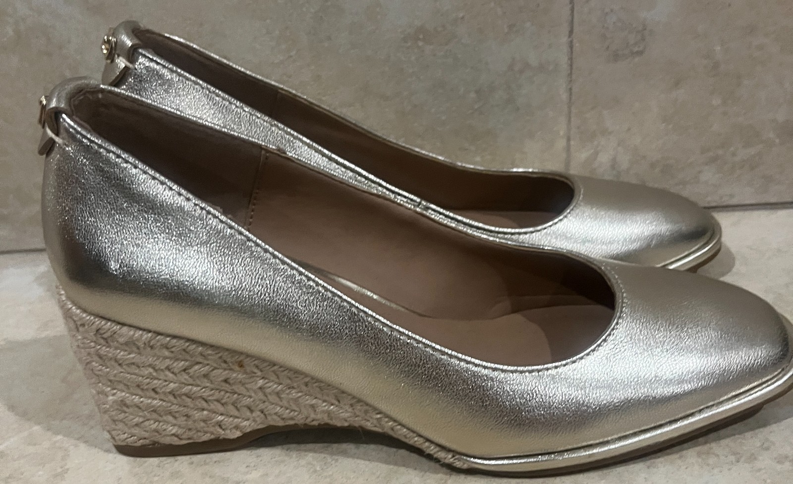 Aerosoles Shoes Women Size 7 Gold Excellent Condition Never worn
