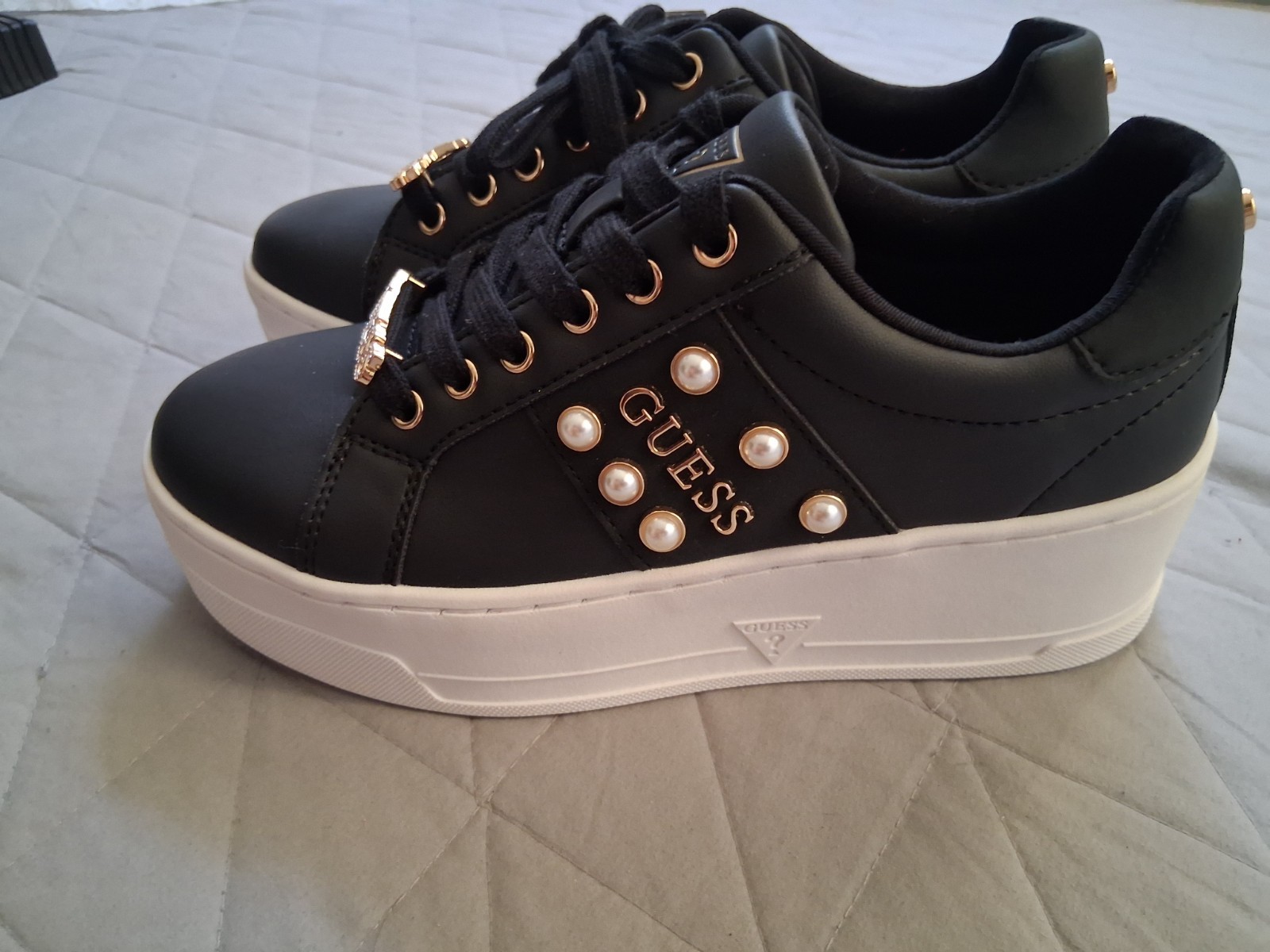 GUESS GFSONTA Platform Lace-Up Low Top Sneakers Black/White Pearl Logo
