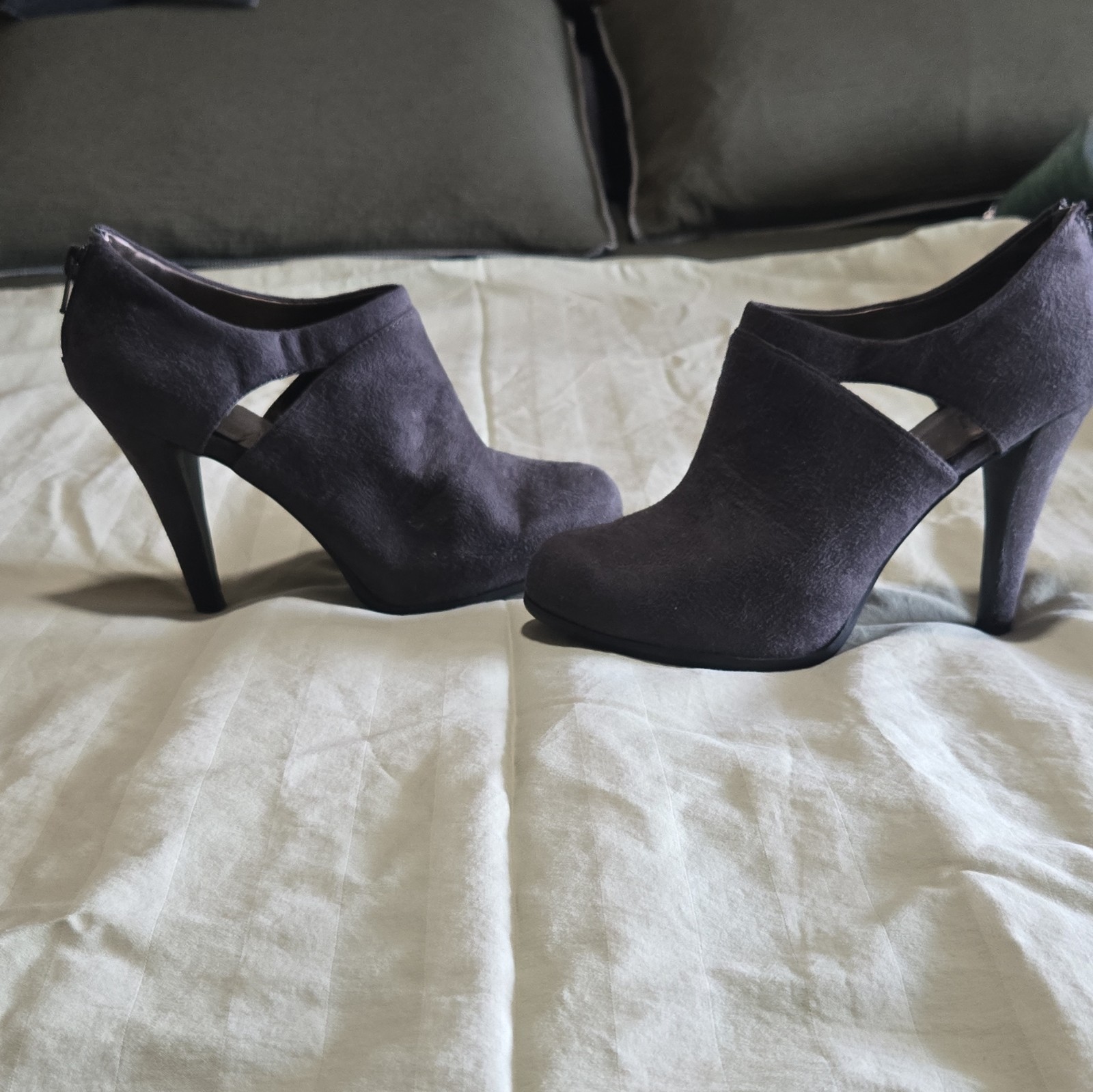Worthington Women’s Gray Faux Suede Round Toe Bootie Stiletto Zip Size 6.5