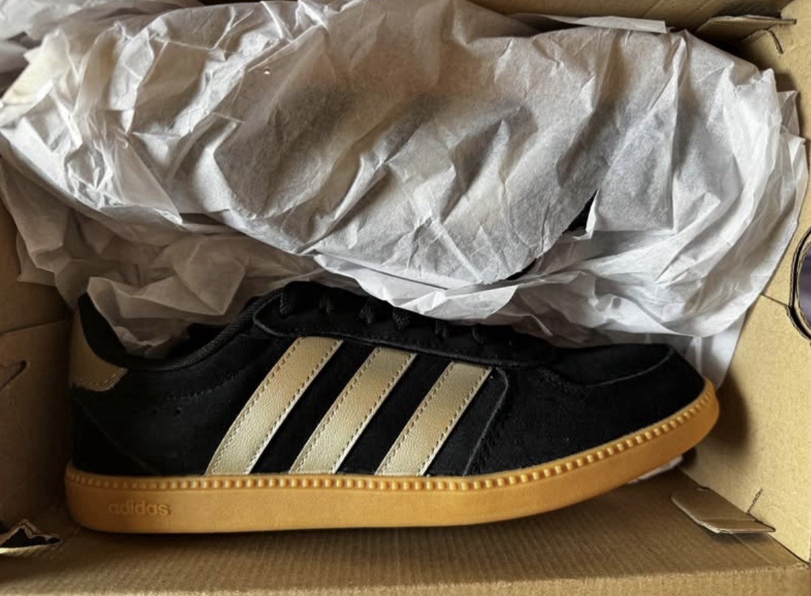 adidas women’s Cloudfoam Low Top Lace-Up Sneakers Black Beige Gum Rubber Sole