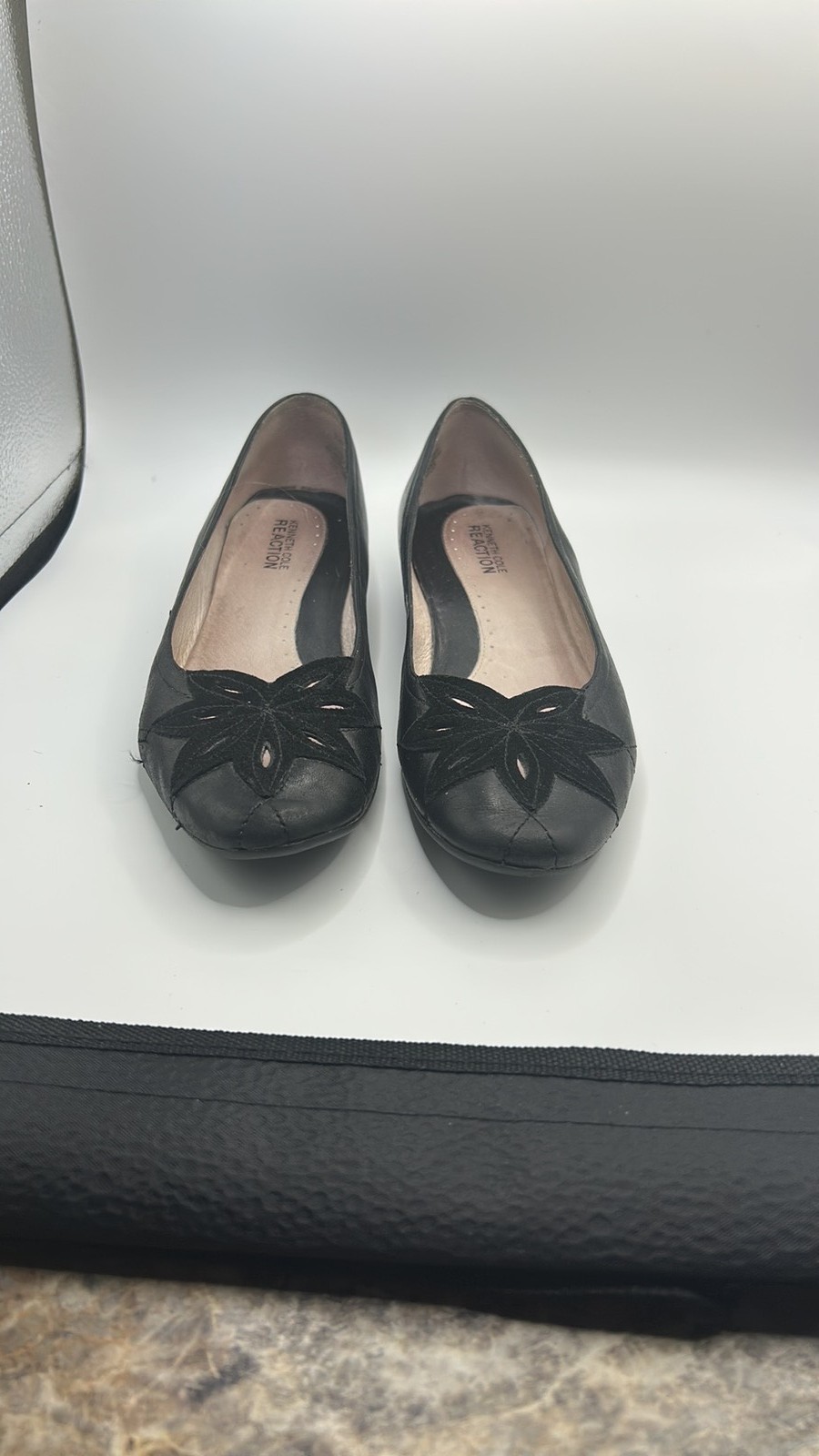 Kenneth Cole Reaction Black Leather Floral Applique Ballet Flats