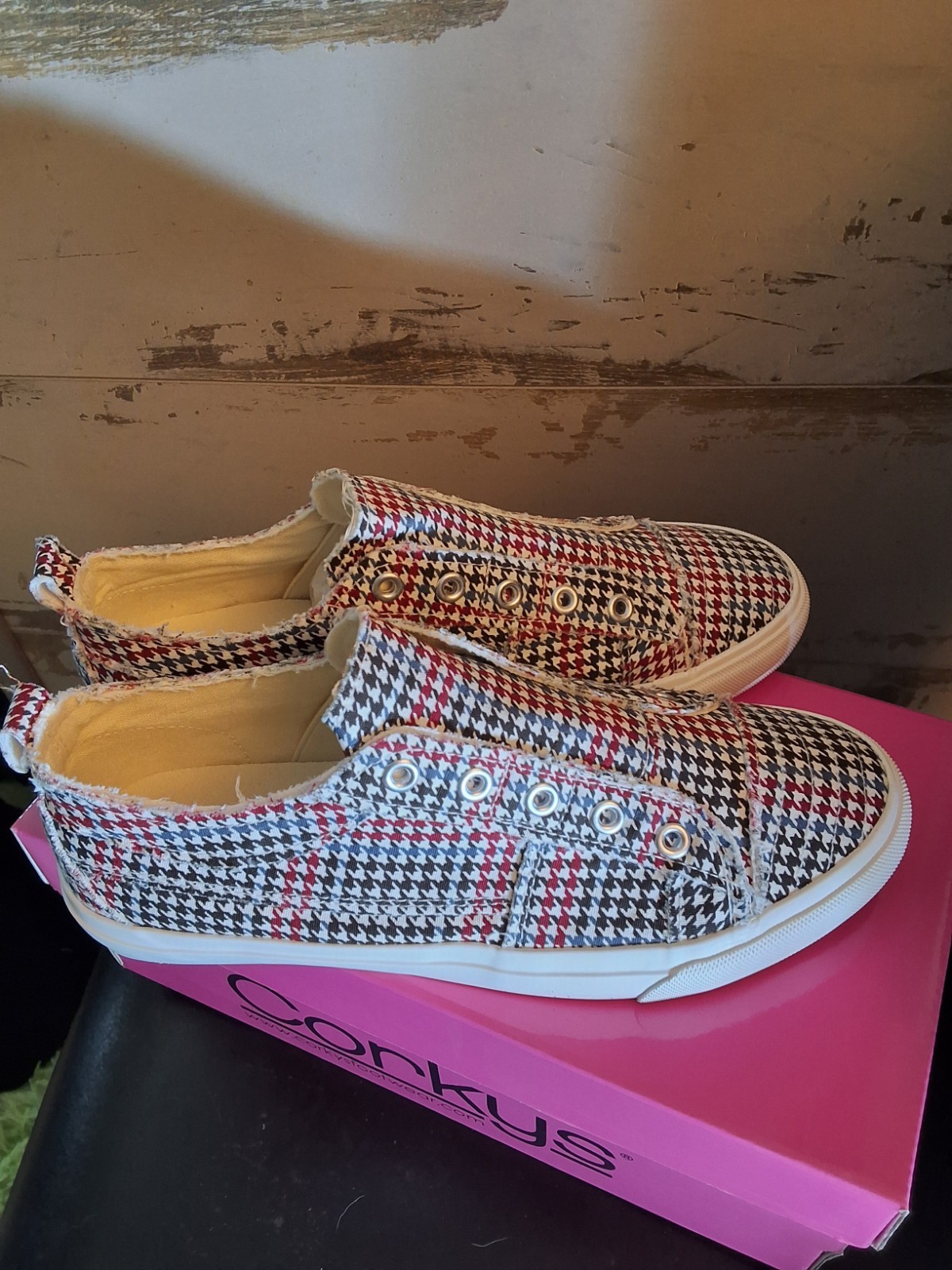 New Corkys Boutique Sz8 multi houndstooth slip on sneaker White Black Red