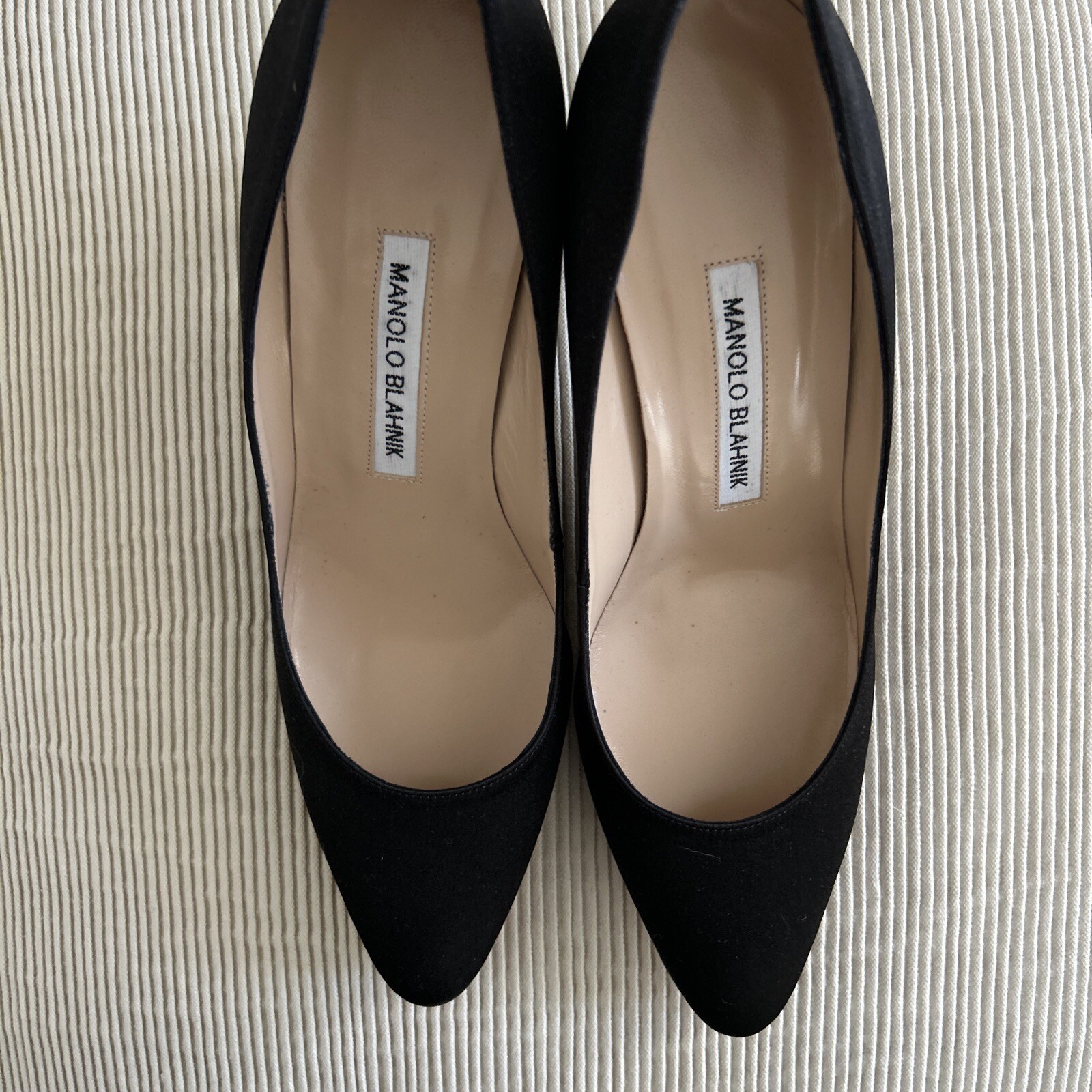 MANOLO BLAHNIK BLACK SATIN SEMI-ROUND TOE HEEL LEATHER SOLE AND INSOLE PUMP 38.5