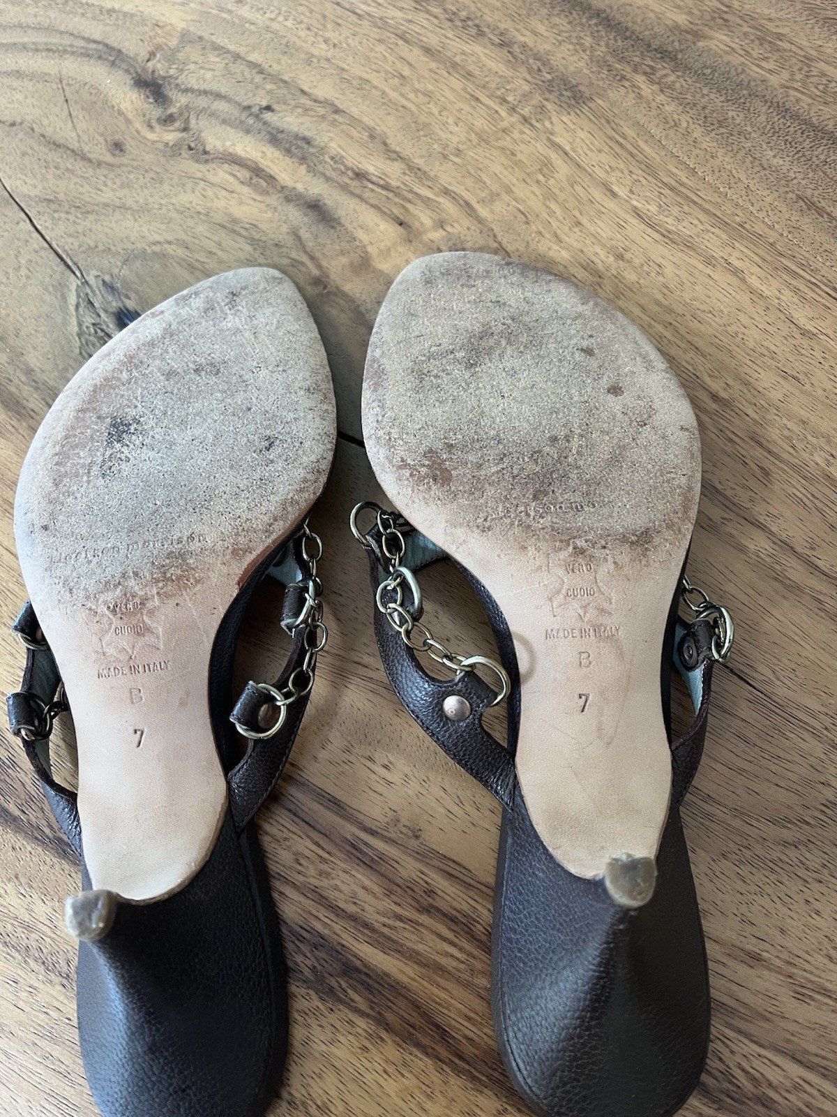 Singerson Morrison brown leather front strap w/metal chain covered kitten heel 7