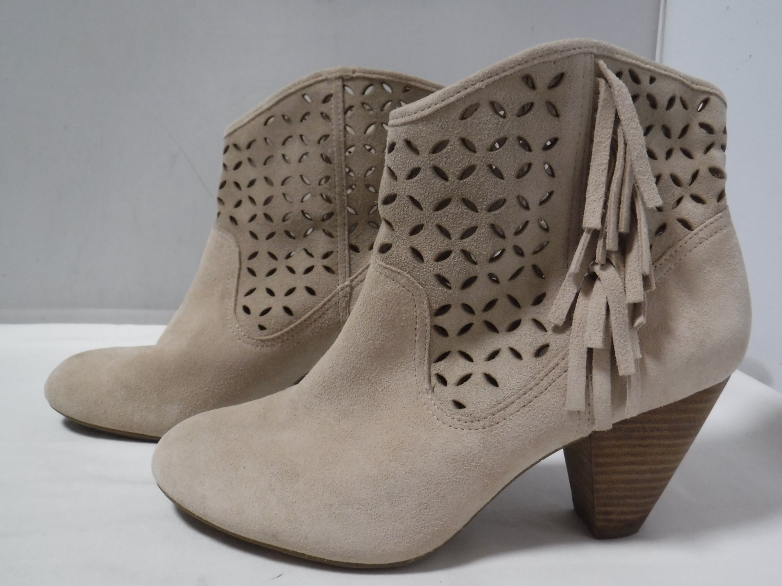GA2 JESSICA SIMPSON Cut Out Leather Cream Ankle Fringed Chunky Heel Boots 9.5