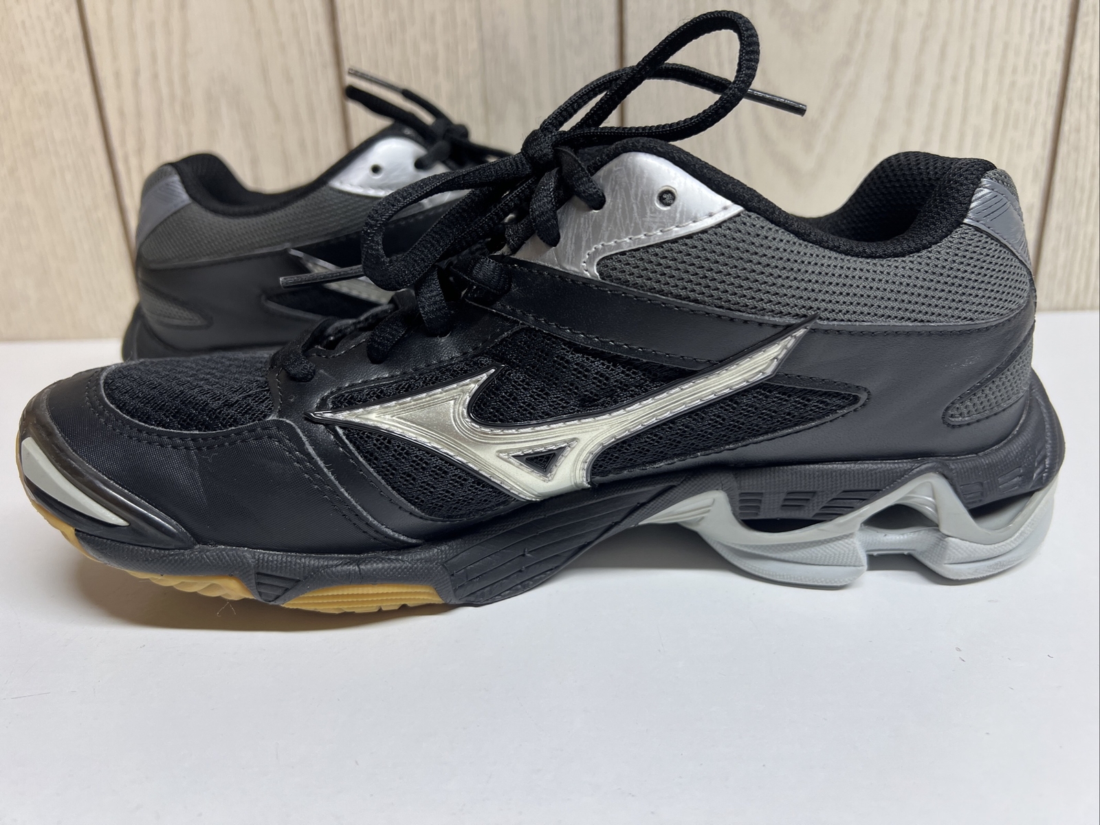 Mizuno Wave Bolt 6 Volleyball Shoes – Women’s size 8 retails $100!