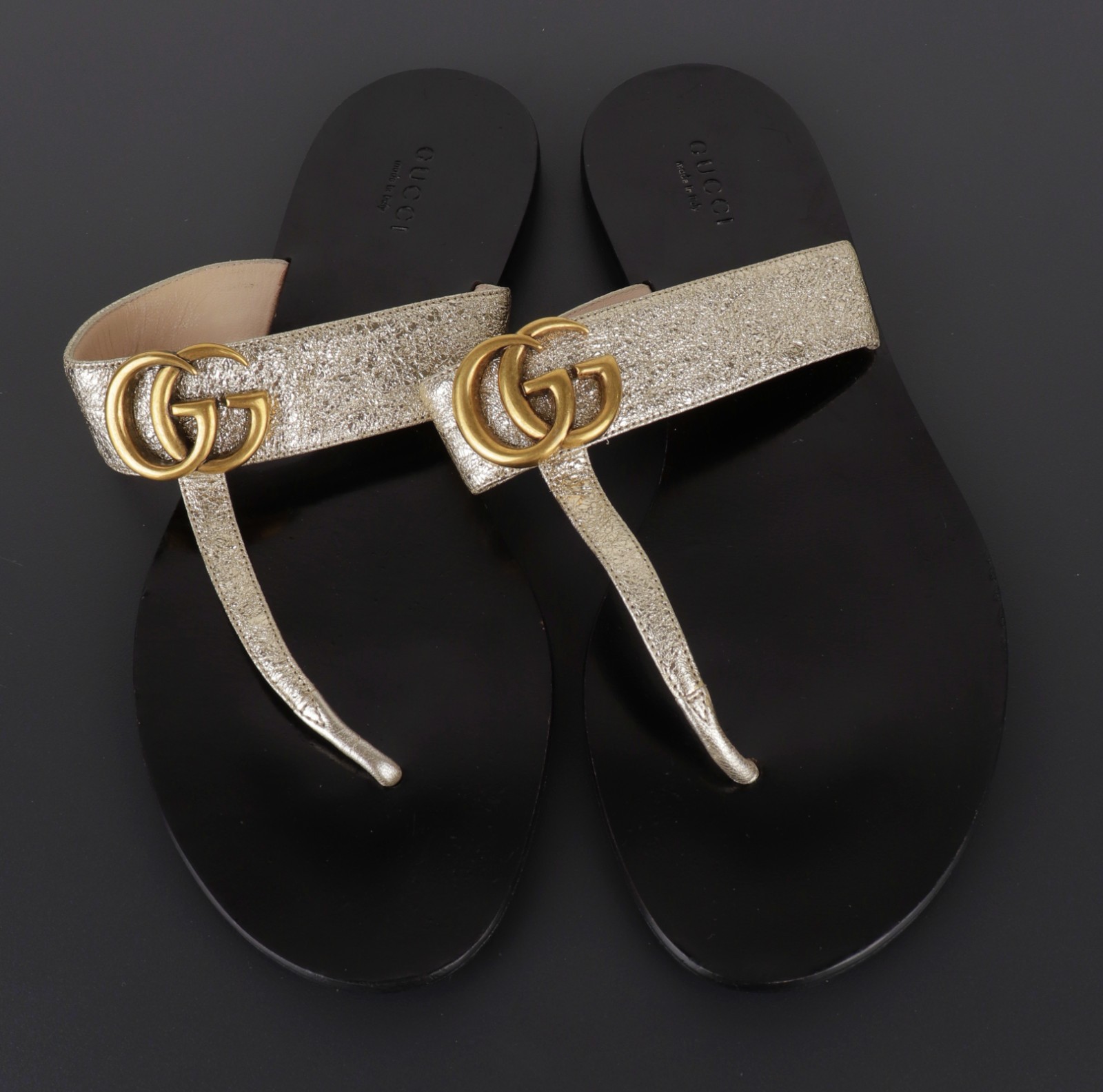 Gucci GG Marmont Metallic Logo EU39 US8 Platino Gold Leather Thong Flat Sandals