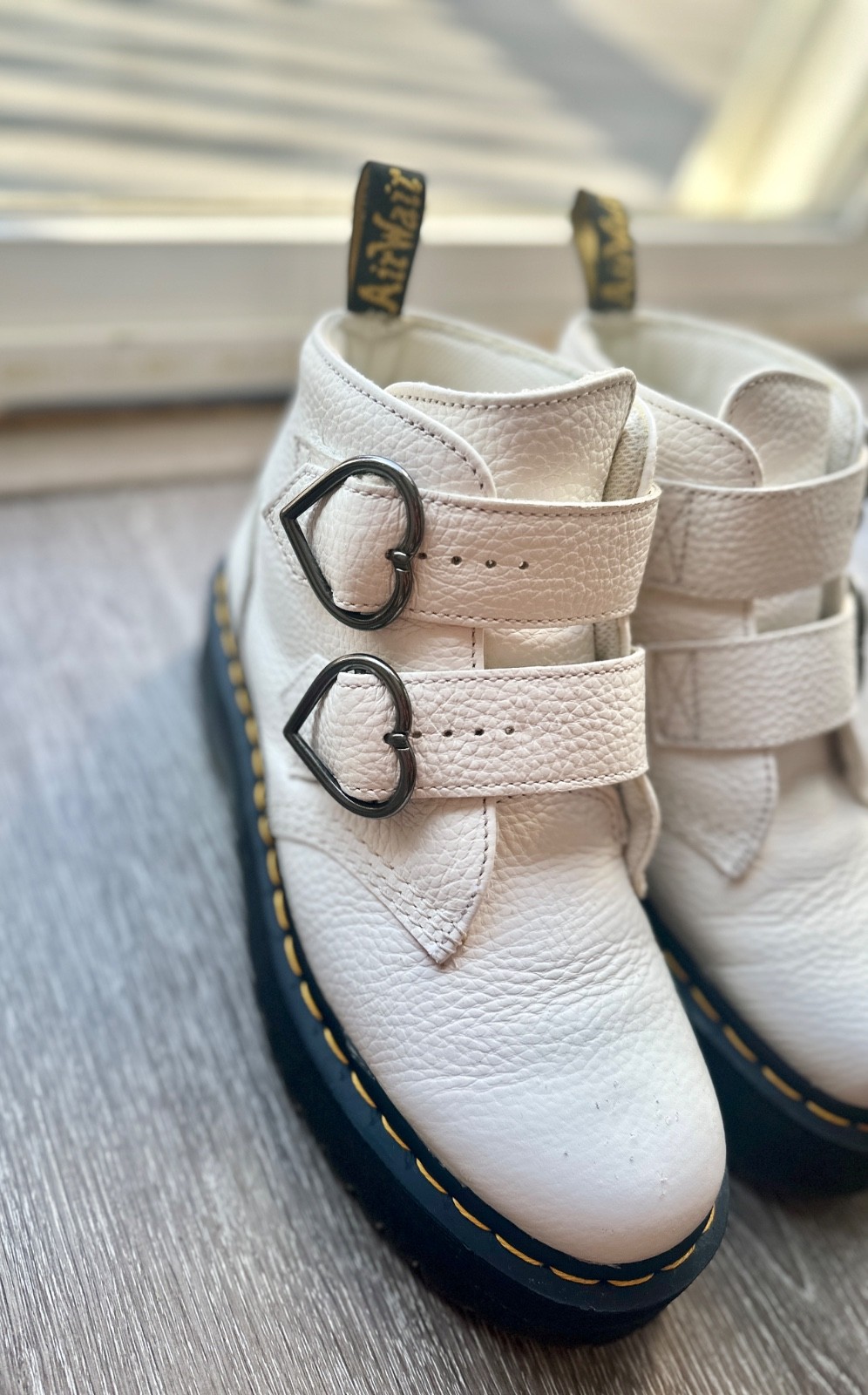 Dr Martens Devon Heart White Pebbled Leather Platform Boots Womens US 9 EU 41