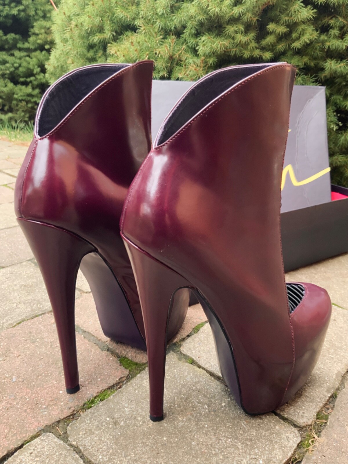 ZIGI LONDON TRASH CRIME PATENT LEATHER BANDED WING STRAPPY WEDGE BOOTIE 6.5 US