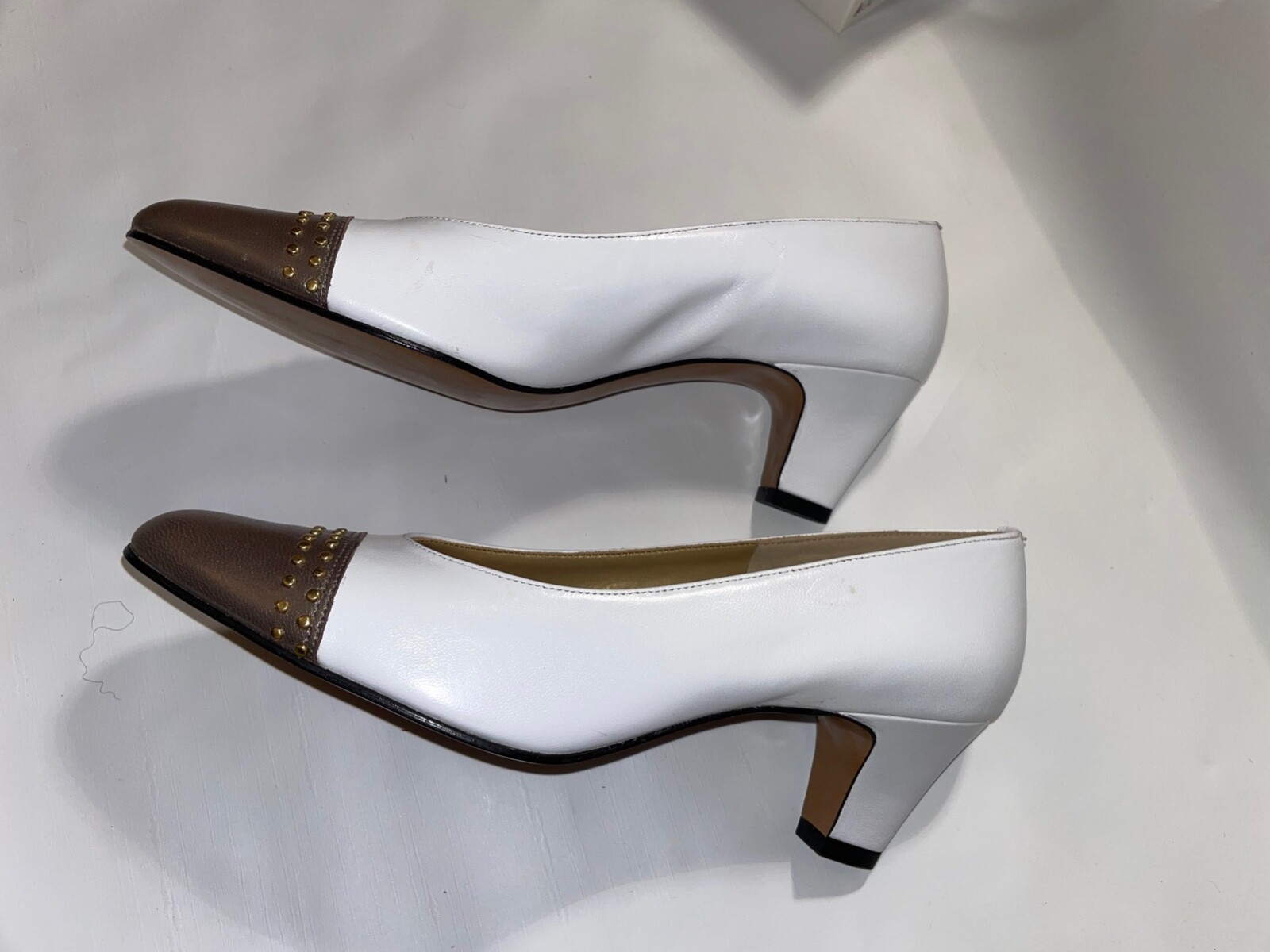 CALIFORNIA MAGDESIANS WHITE LEATHER and BROWN PUMPS GOLD STUDDED HEELS 8.5 N