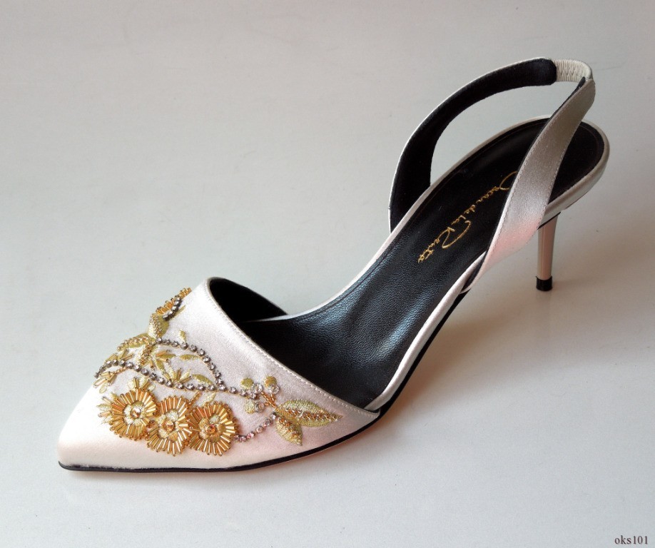 Oscar de la Renta pointy toe silver satin shoes 37 7 GOLD BEADS JEWELED ART $790