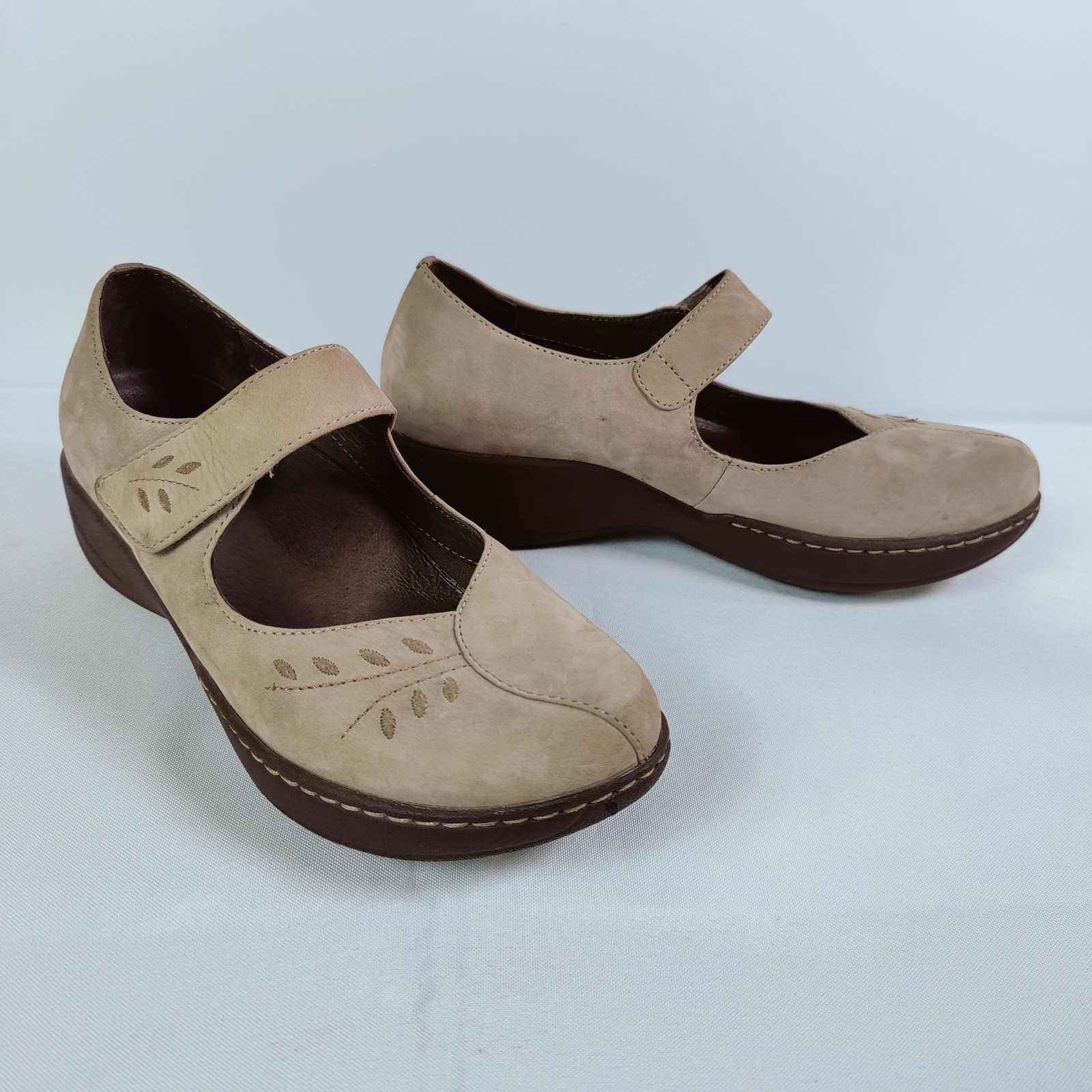 Dansko Annie Mary Jane Shoes Taupe Nubuck Leather Floral Comfort Womens 38 7.5-8