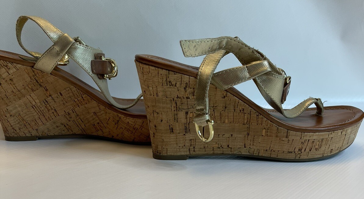 TOMMY HILFIGER Myrtie 2 3.5in Wedge Heel Sandal with Gold Horsebit Sz 8 EUC
